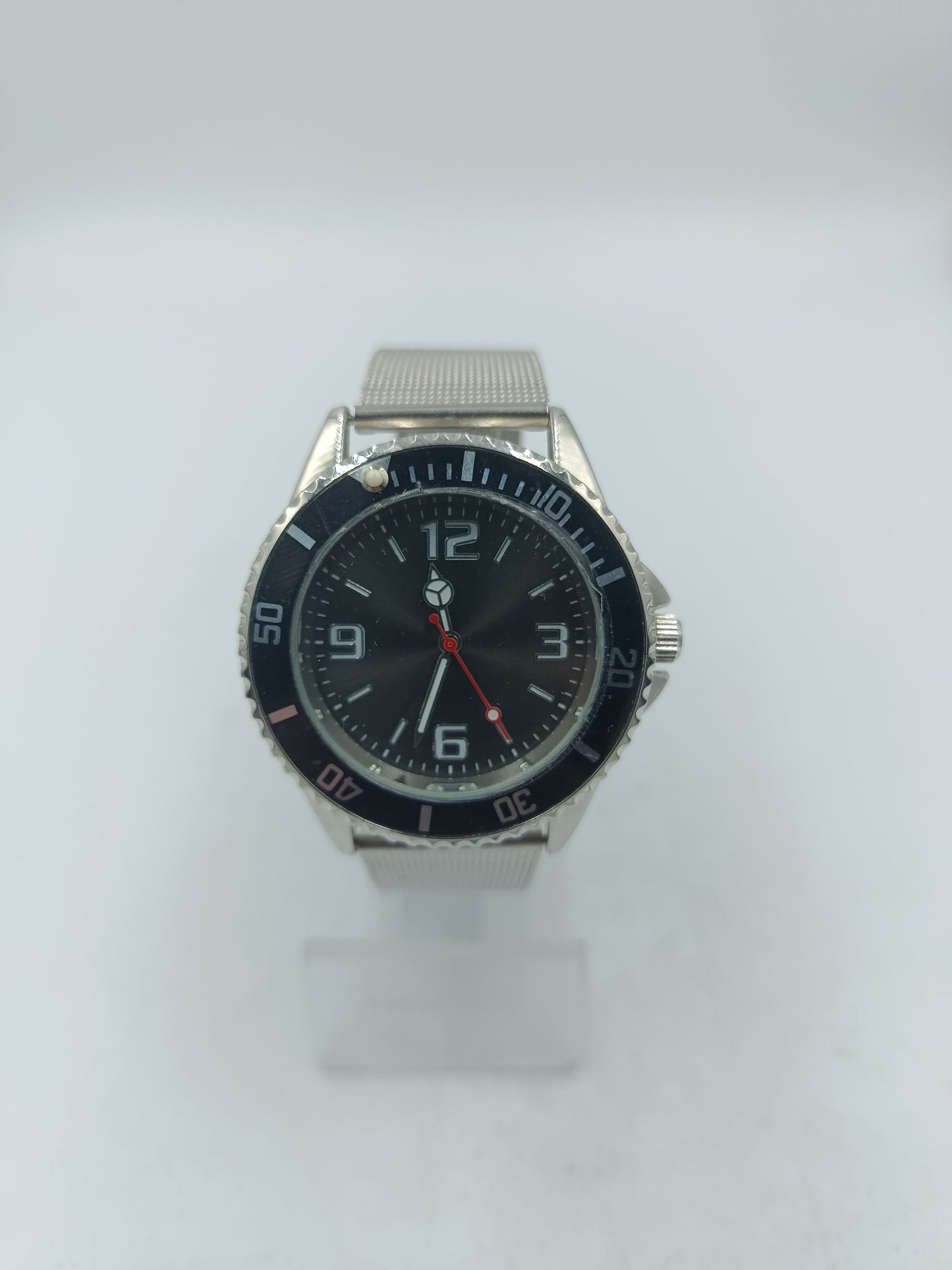 Sportliche Armbanduhr mit schwarzem Zifferblatt Edelstahl Milanaiseband modern