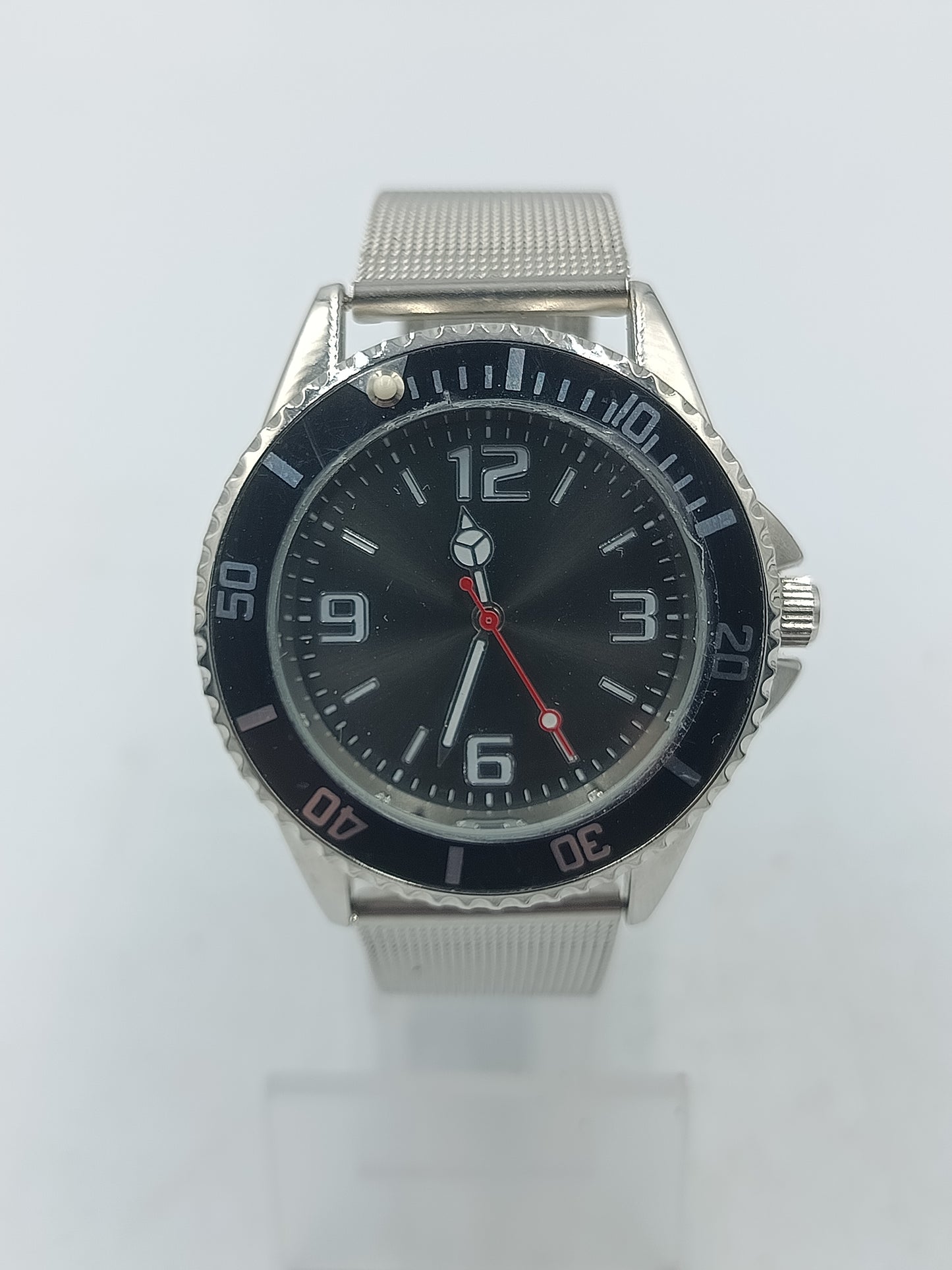 Sportliche Armbanduhr mit schwarzem Zifferblatt Edelstahl Milanaiseband modern