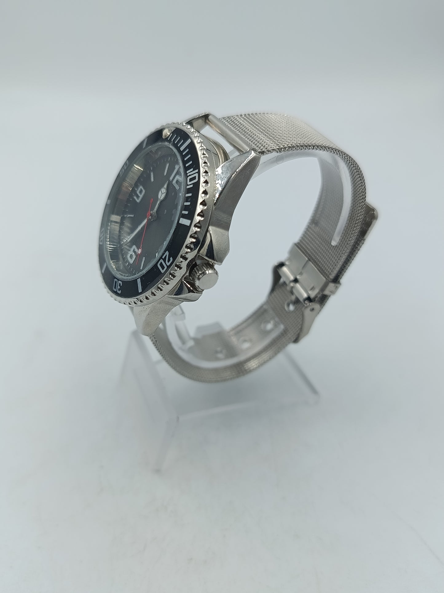 Sportliche Armbanduhr mit schwarzem Zifferblatt Edelstahl Milanaiseband modern