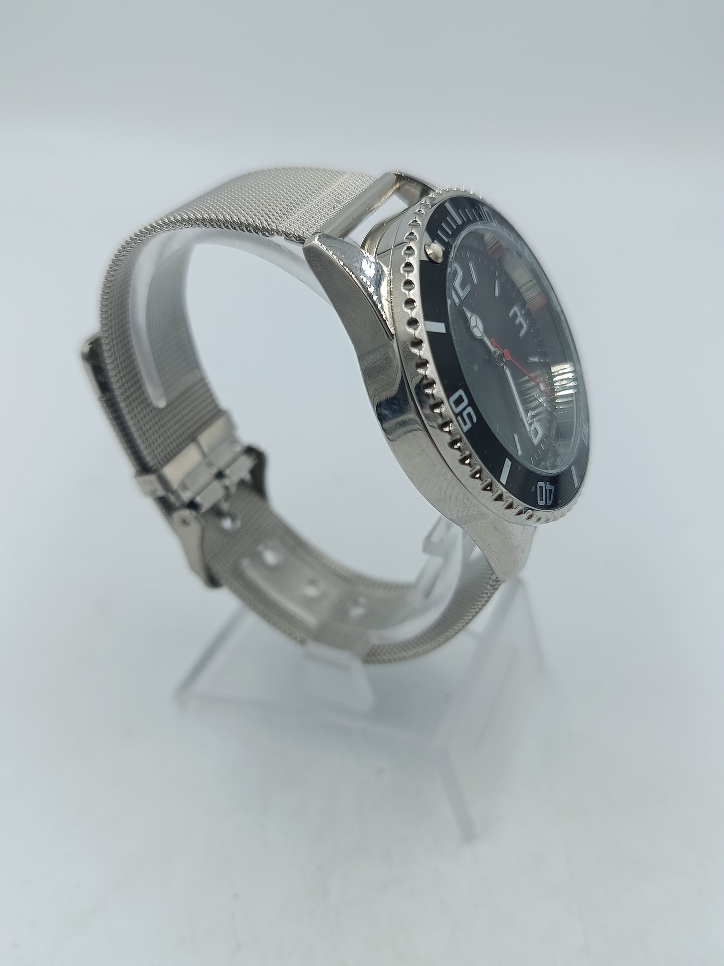 Sportliche Armbanduhr mit schwarzem Zifferblatt Edelstahl Milanaiseband modern