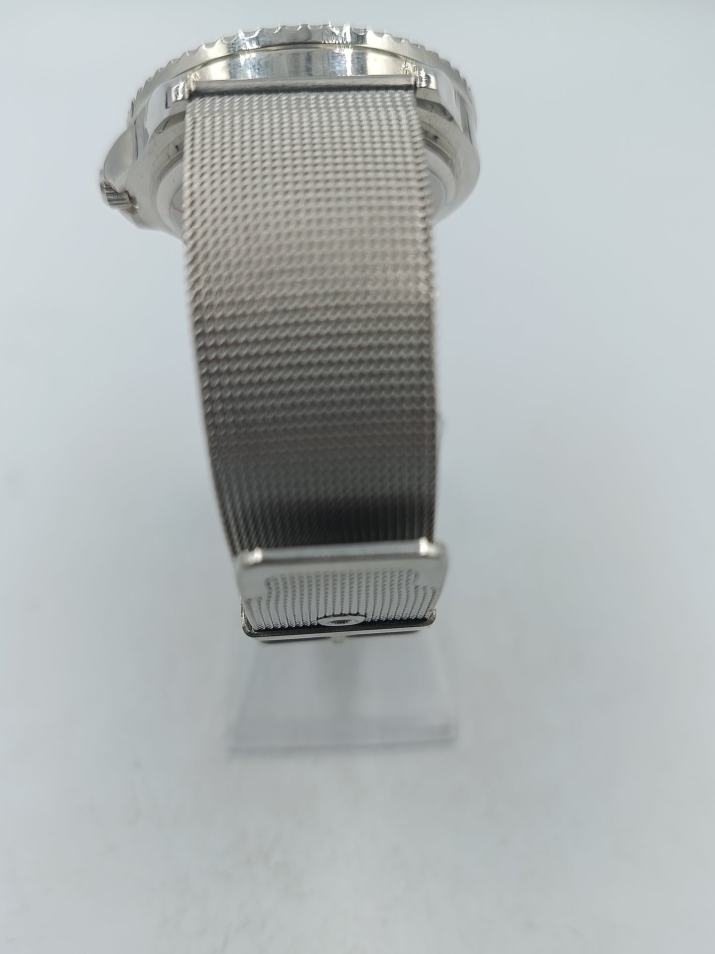 Sportliche Armbanduhr mit schwarzem Zifferblatt Edelstahl Milanaiseband modern