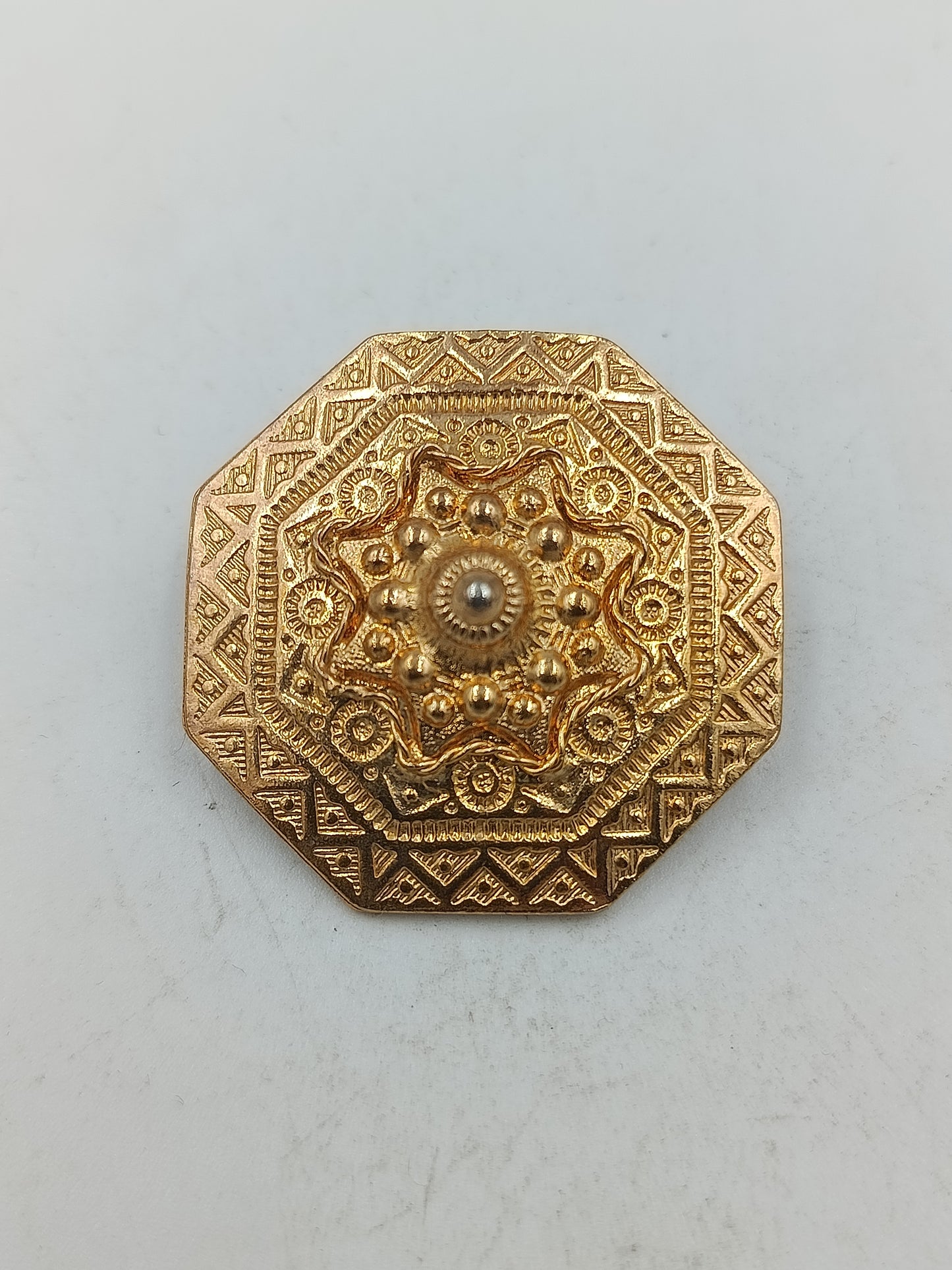 Vergoldete Schmuckbrosche mit ornamentaler Prägung und klassischem Vintage Charakter