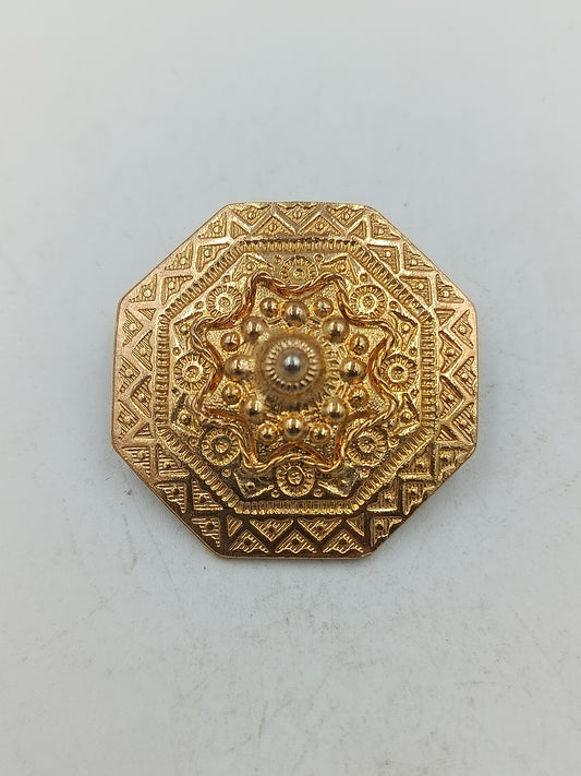 Vergoldete Schmuckbrosche mit ornamentaler Prägung und klassischem Vintage Charakter