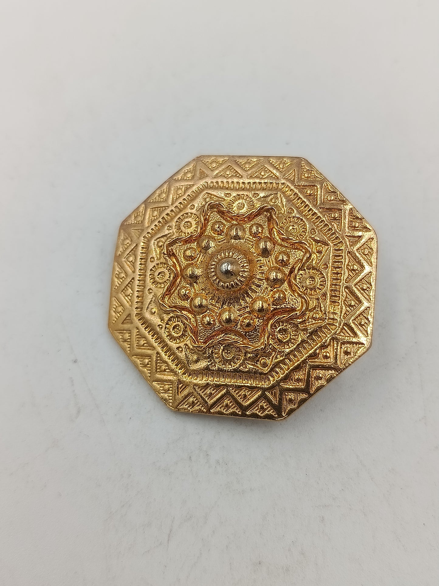 Vergoldete Schmuckbrosche mit ornamentaler Prägung und klassischem Vintage Charakter