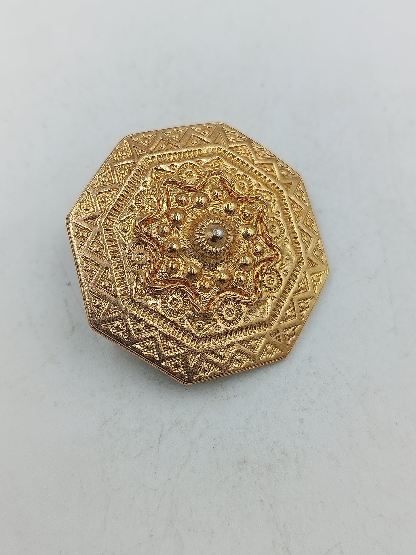 Vergoldete Schmuckbrosche mit ornamentaler Prägung und klassischem Vintage Charakter