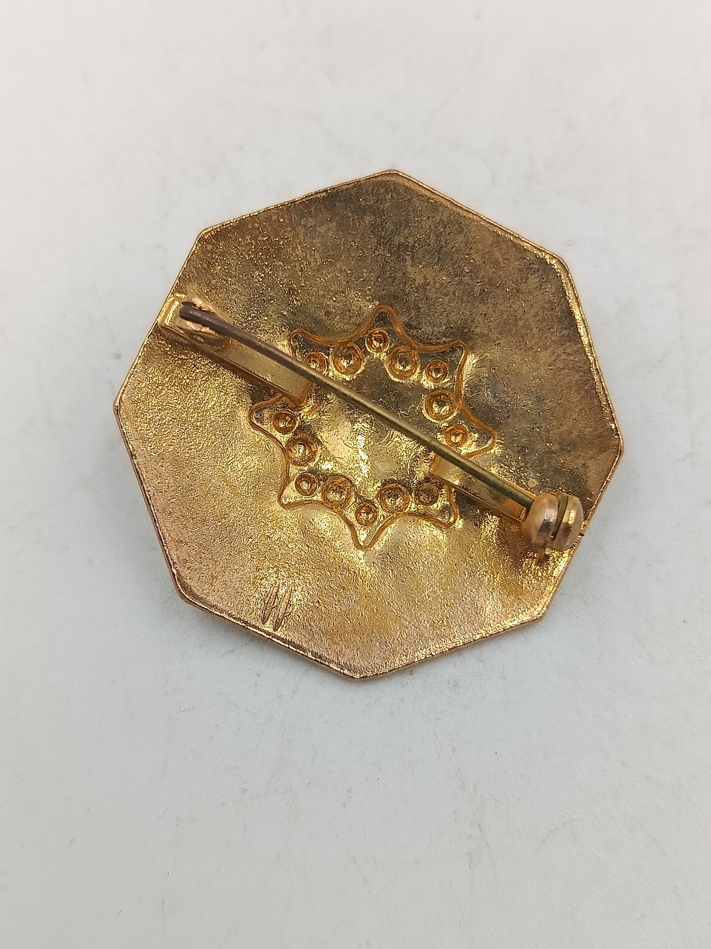 Vergoldete Schmuckbrosche mit ornamentaler Prägung und klassischem Vintage Charakter