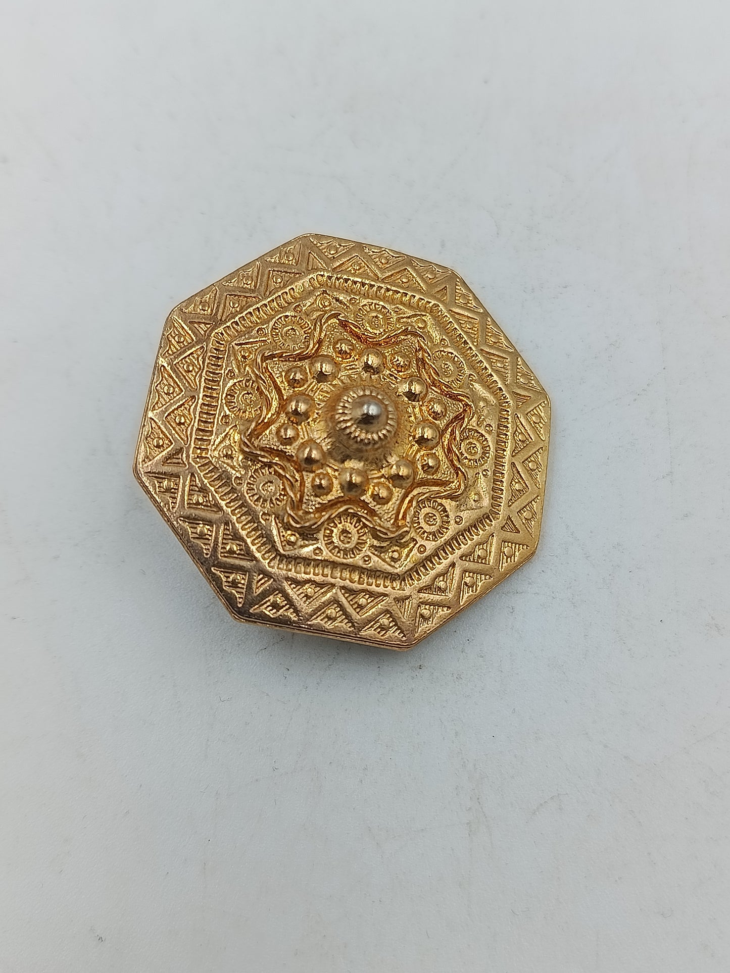 Vergoldete Schmuckbrosche mit ornamentaler Prägung und klassischem Vintage Charakter