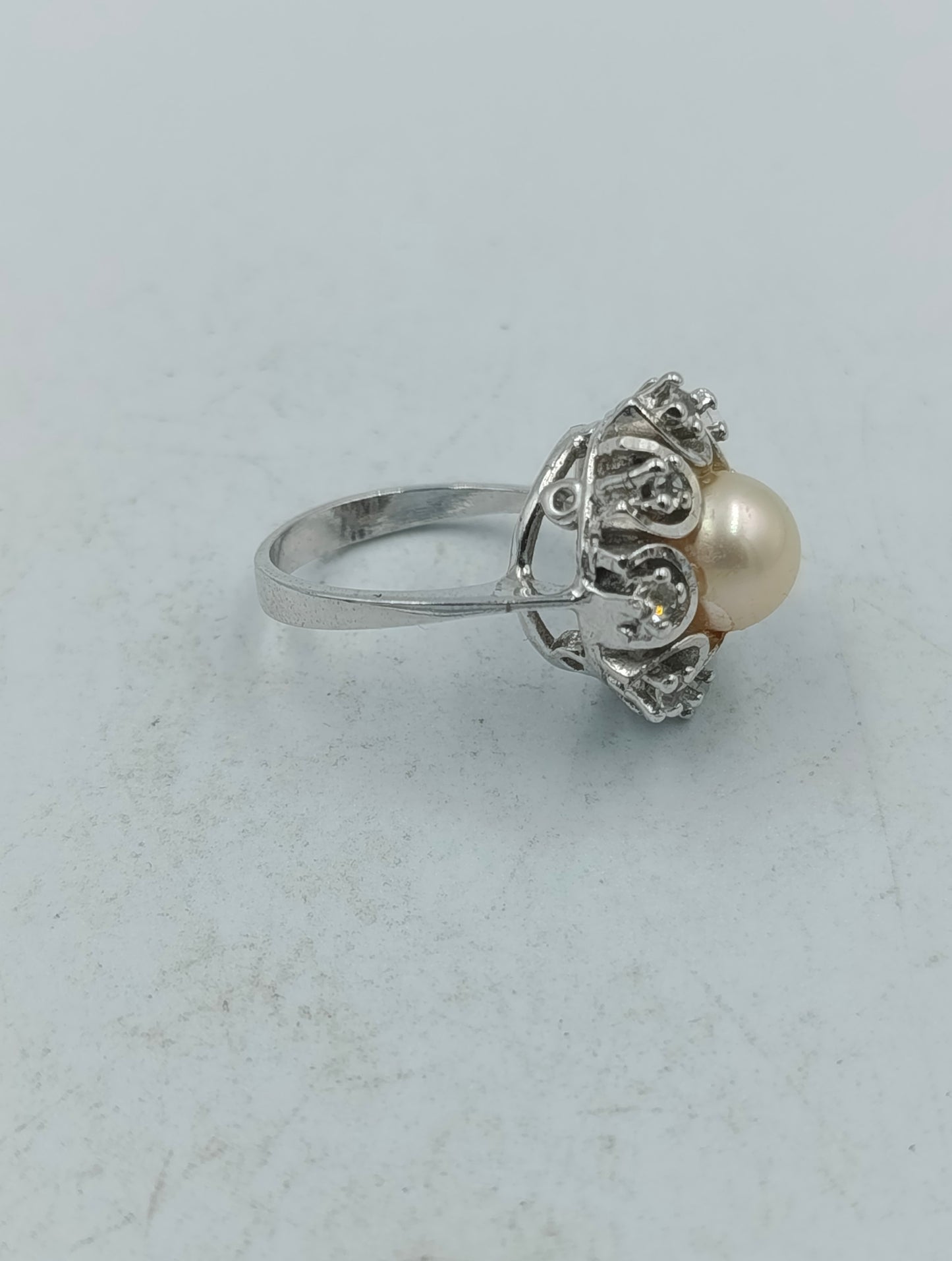 Silberring mit Perle und funkelnden Zierelementen im klassischen Stil Grösse51