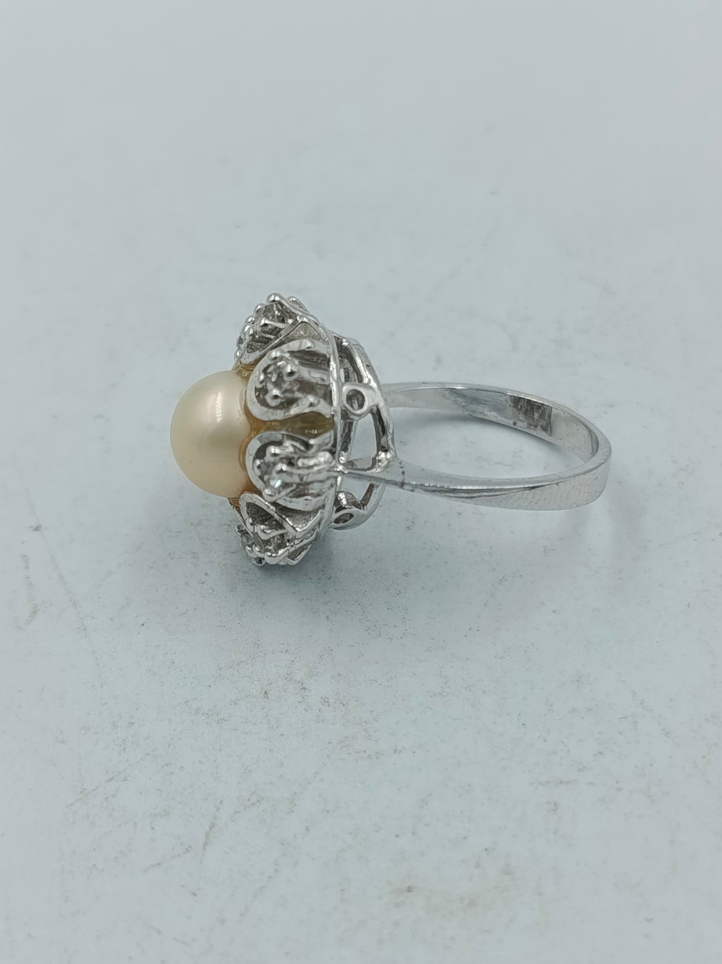 Silberring mit Perle und funkelnden Zierelementen im klassischen Stil Grösse51