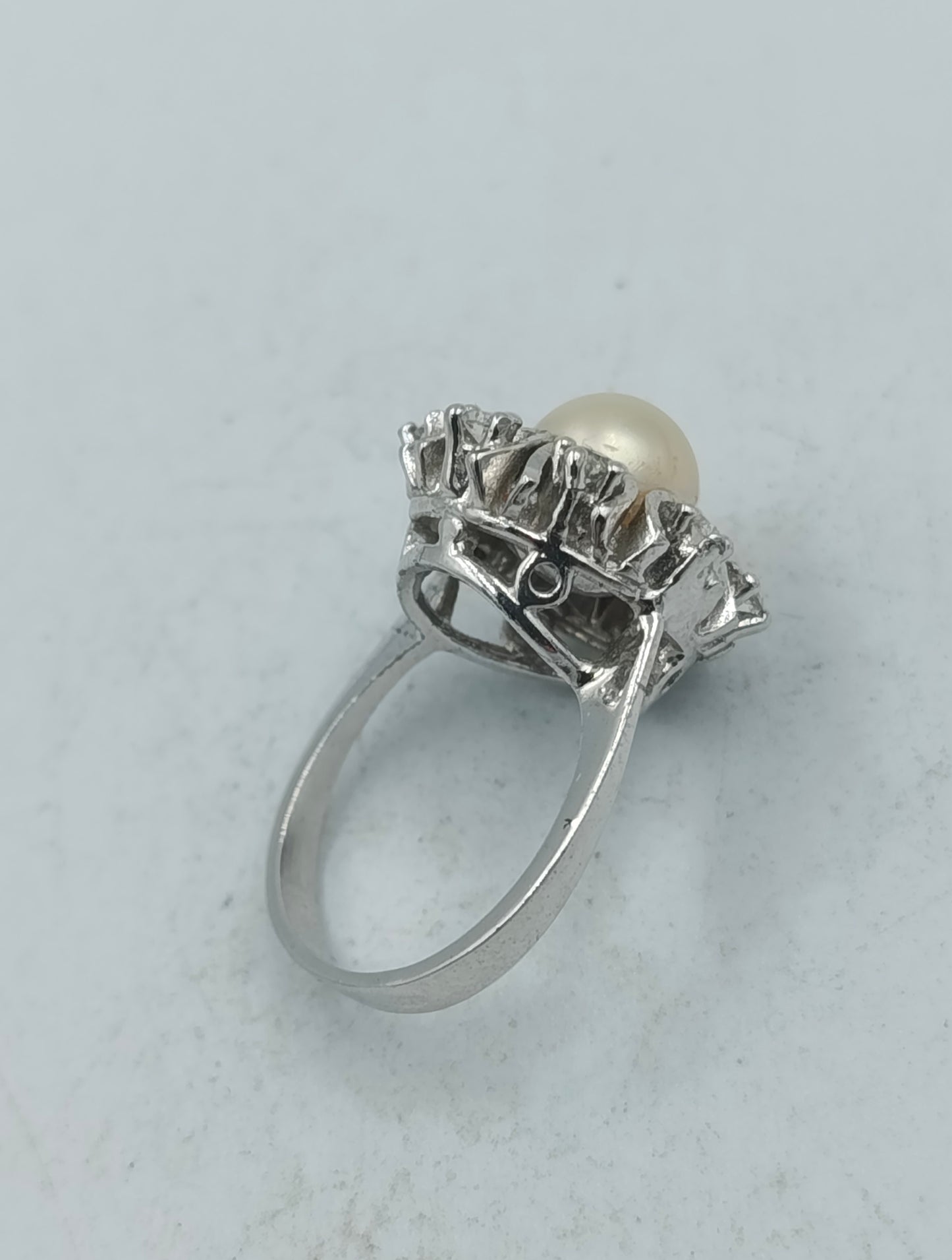 Silberring mit Perle und funkelnden Zierelementen im klassischen Stil Grösse51