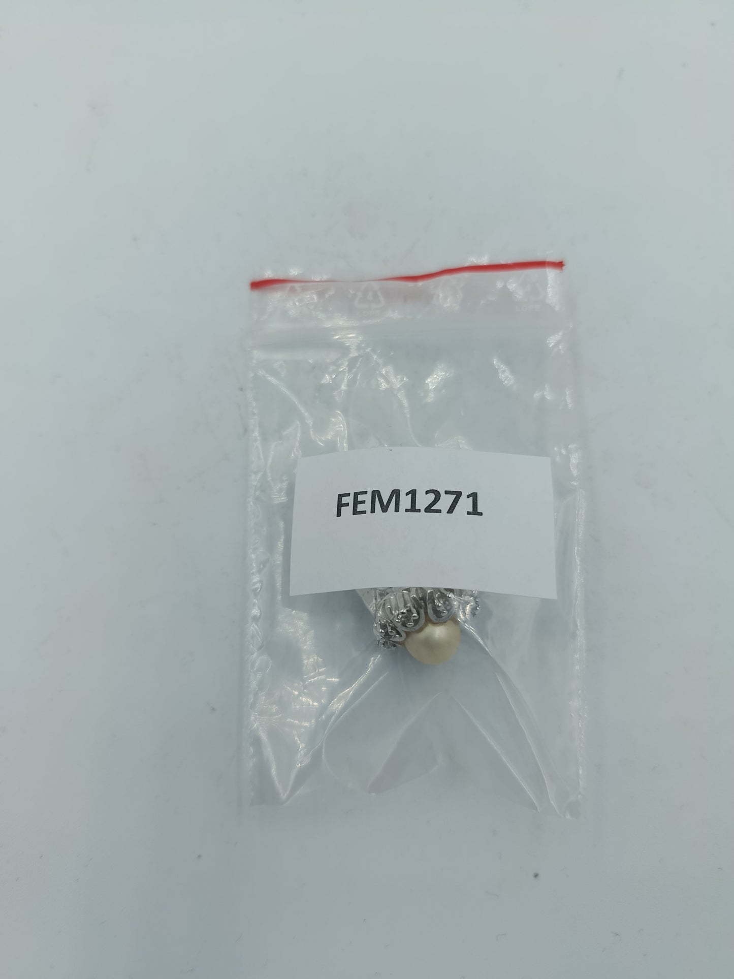 Silberring mit Perle und funkelnden Zierelementen im klassischen Stil Grösse51