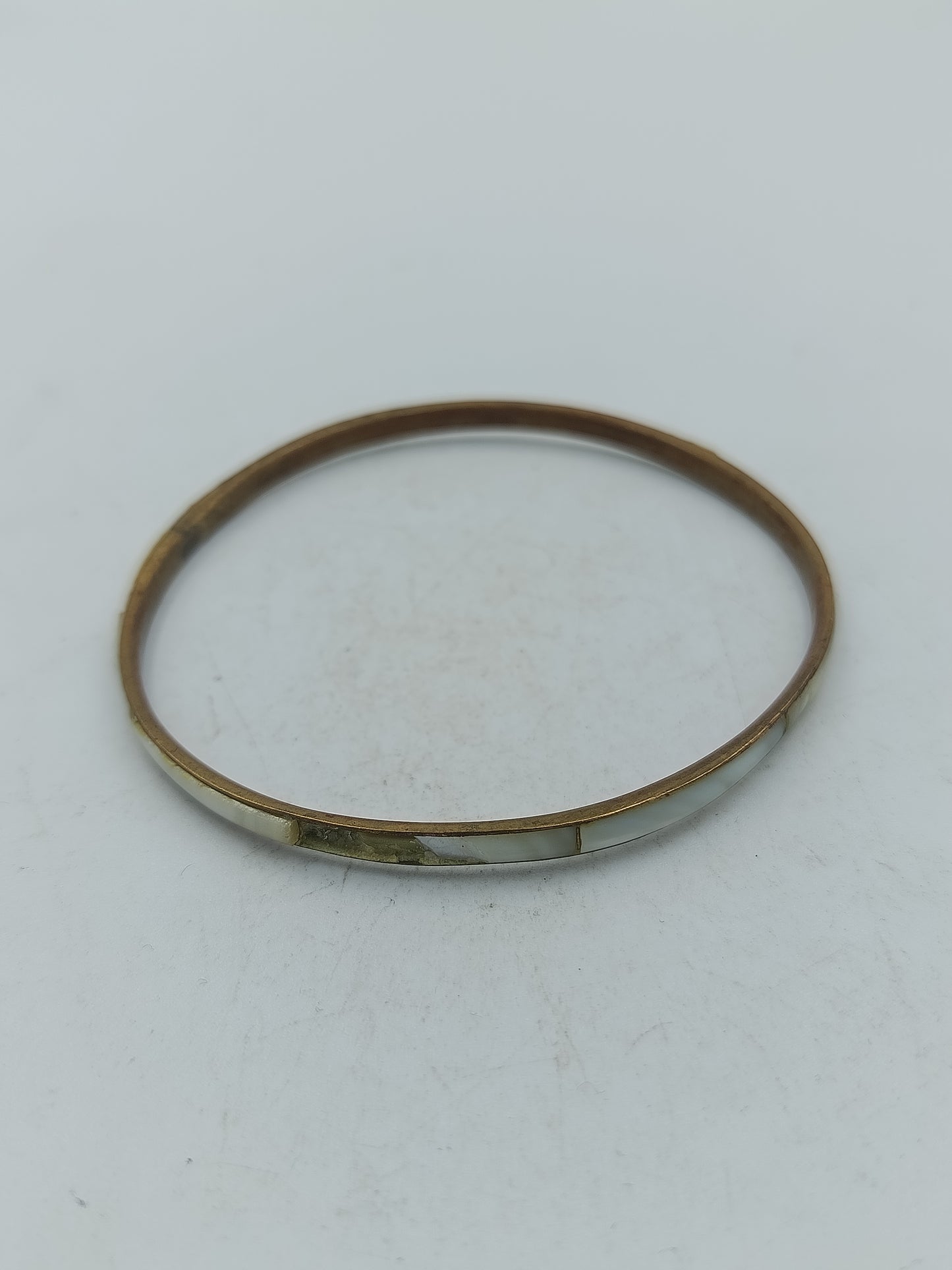 Eleganter Armreif in Goldoptik mit Perlmutt Einlage Schlichte runde Form