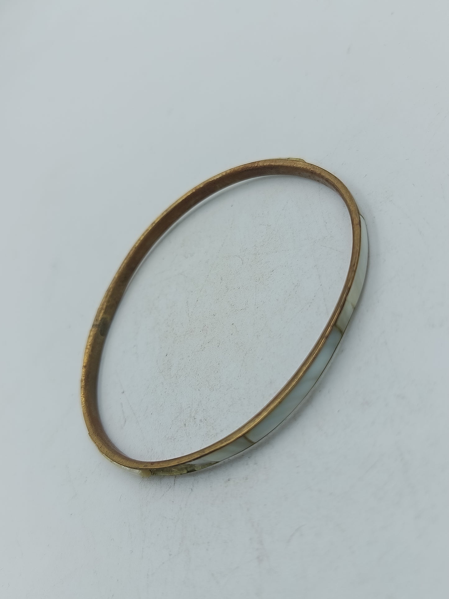 Eleganter Armreif in Goldoptik mit Perlmutt Einlage Schlichte runde Form