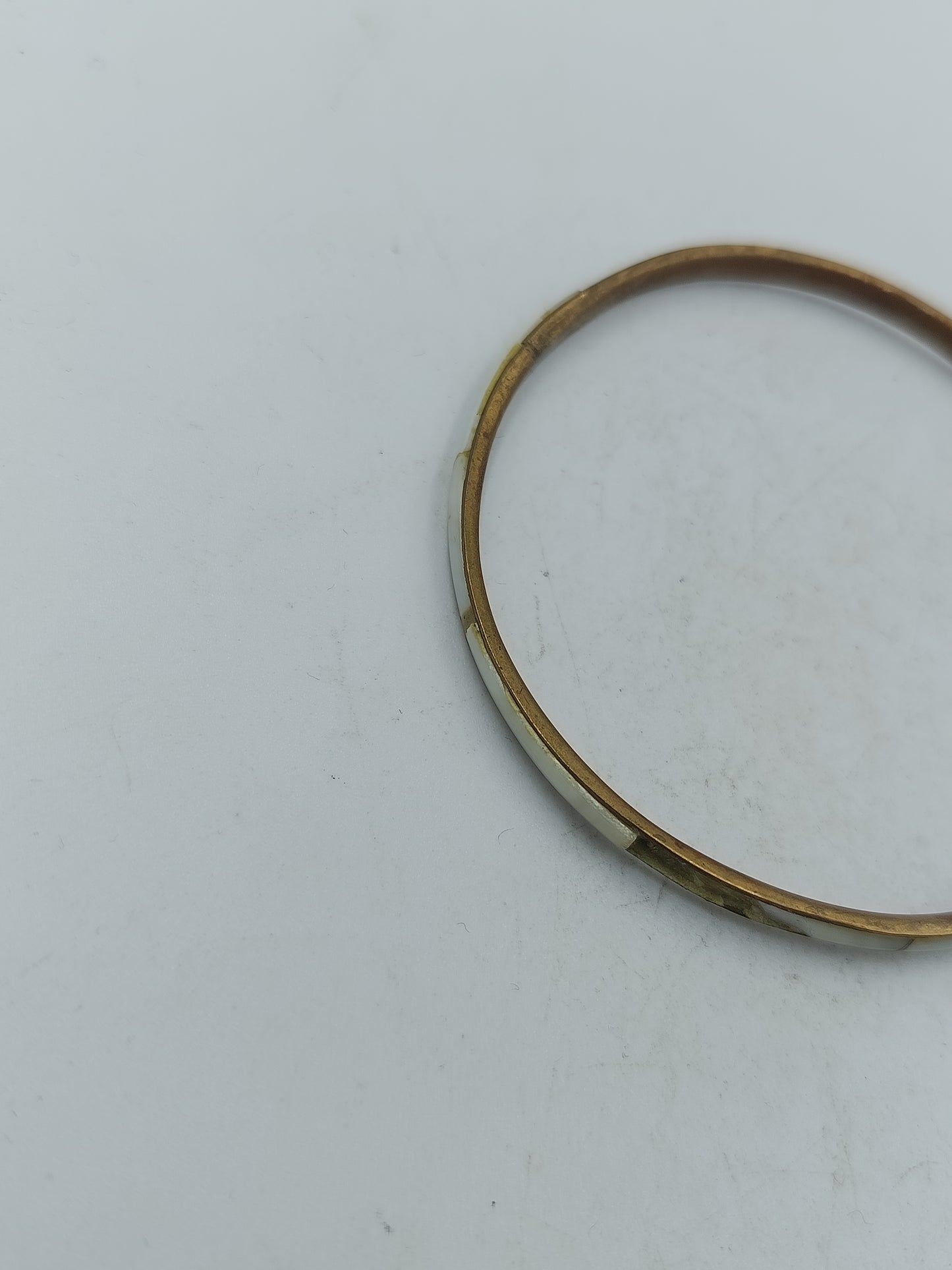 Eleganter Armreif in Goldoptik mit Perlmutt Einlage Schlichte runde Form