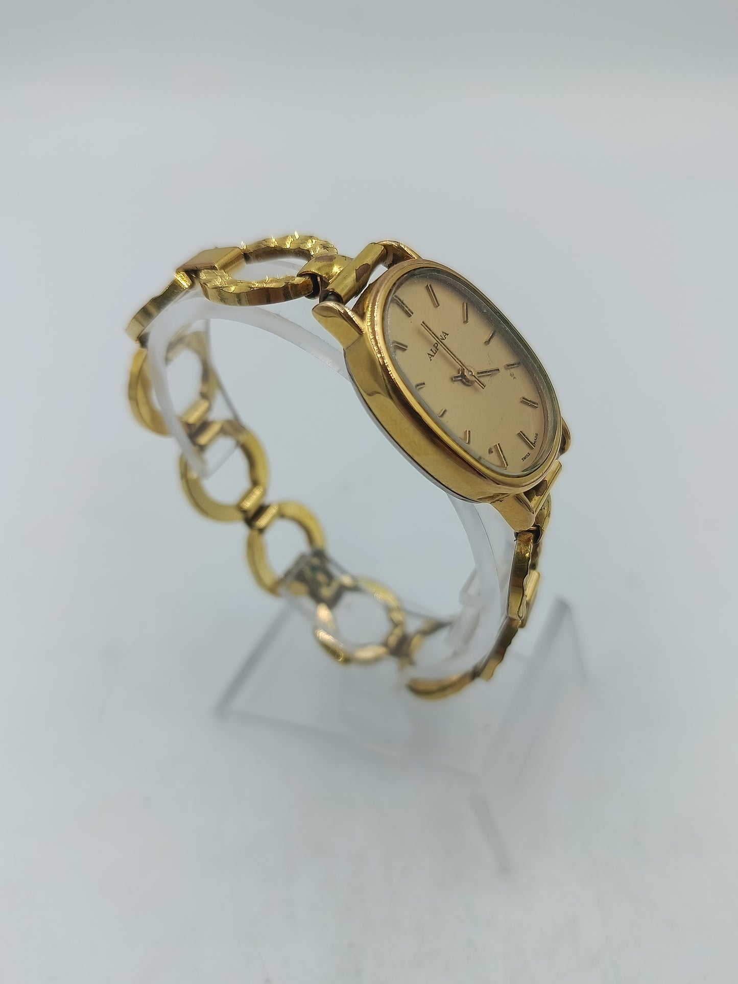Alpina Vintage Armbanduhr mit goldenem Gehäuse und dekorativem Gliederarmband