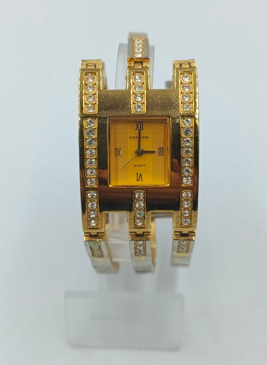 Elegante Armbanduhr mit goldfarbenem Gehäuse und funkelnden Steinen