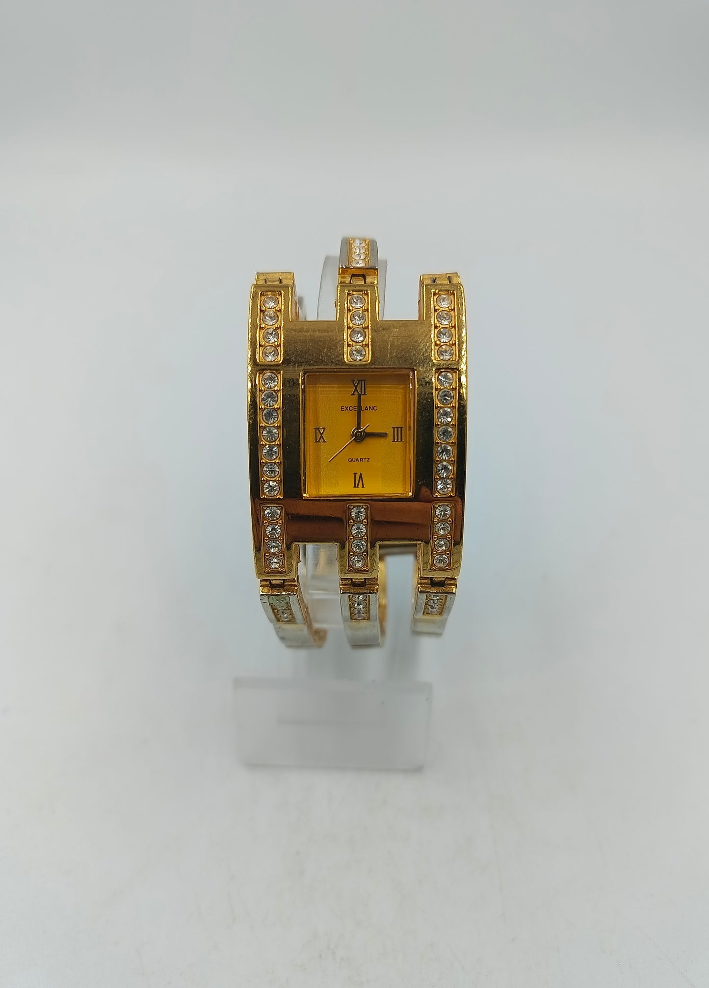 Elegante Armbanduhr mit goldfarbenem Gehäuse und funkelnden Steinen