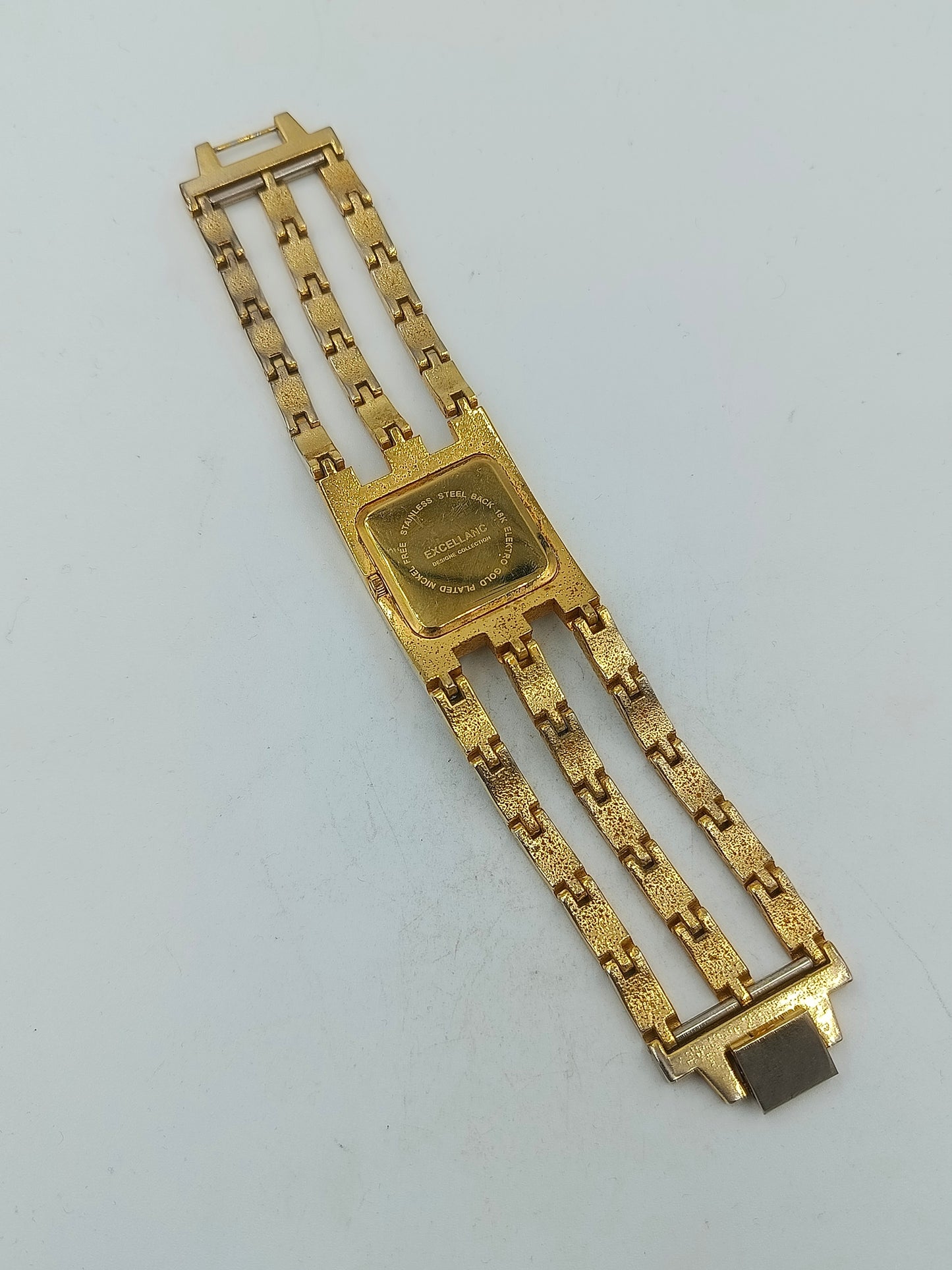 Elegante Armbanduhr mit goldfarbenem Gehäuse und funkelnden Steinen