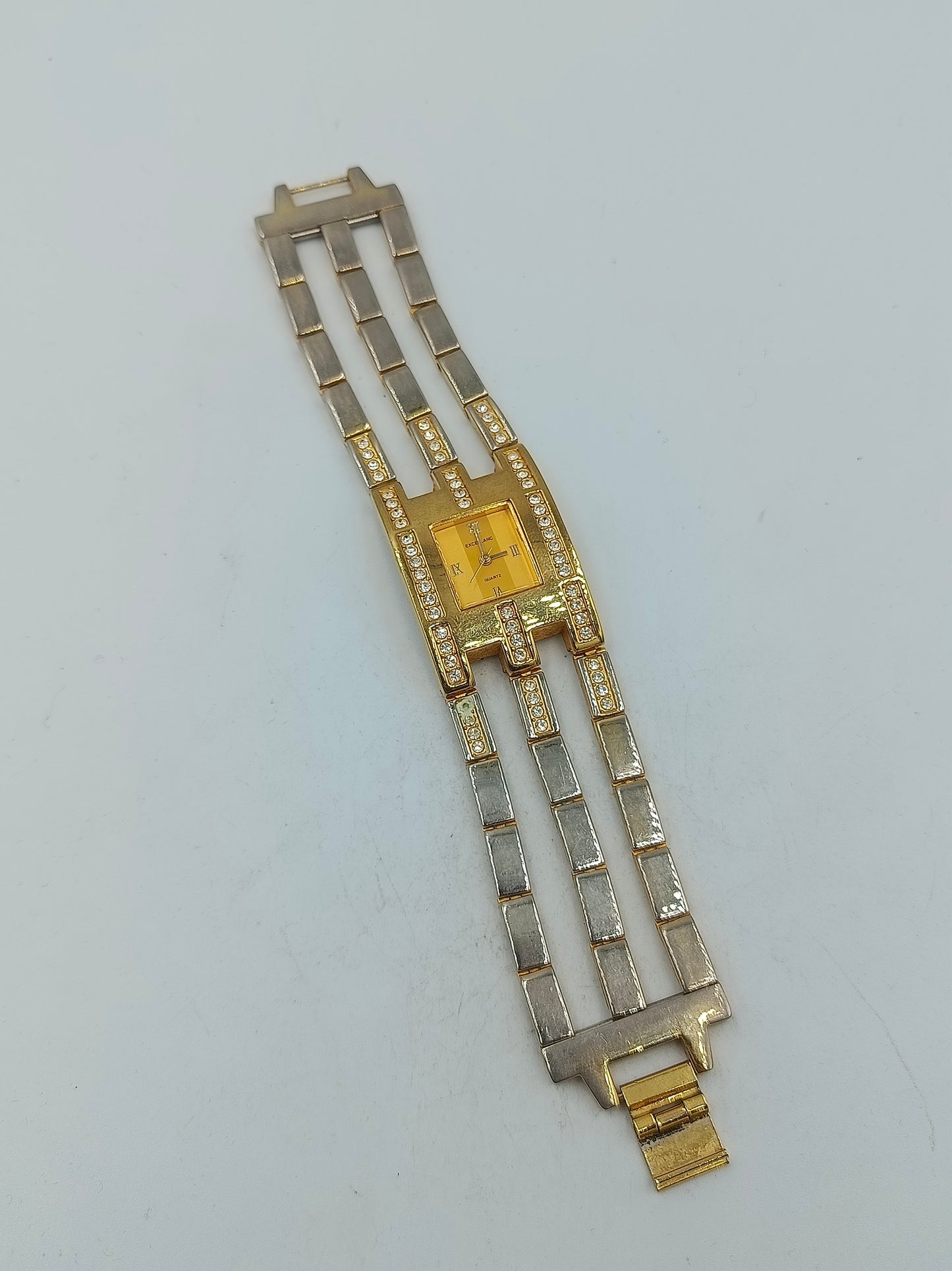 Elegante Armbanduhr mit goldfarbenem Gehäuse und funkelnden Steinen