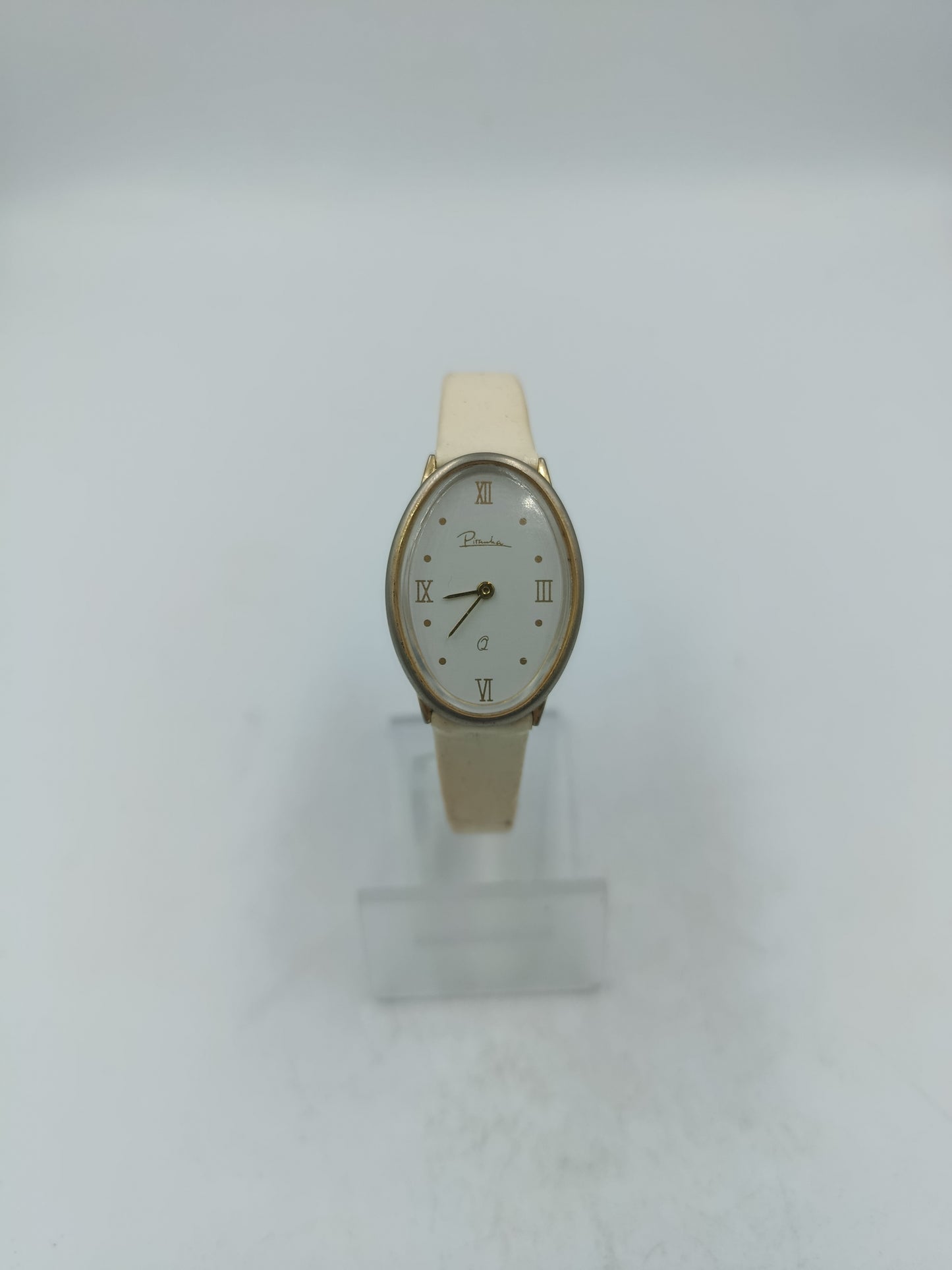 Elegante Armbanduhr mit hellem Lederband und römischen Ziffern