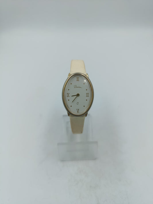 Elegante Armbanduhr mit hellem Lederband und römischen Ziffern im klassischen Stil