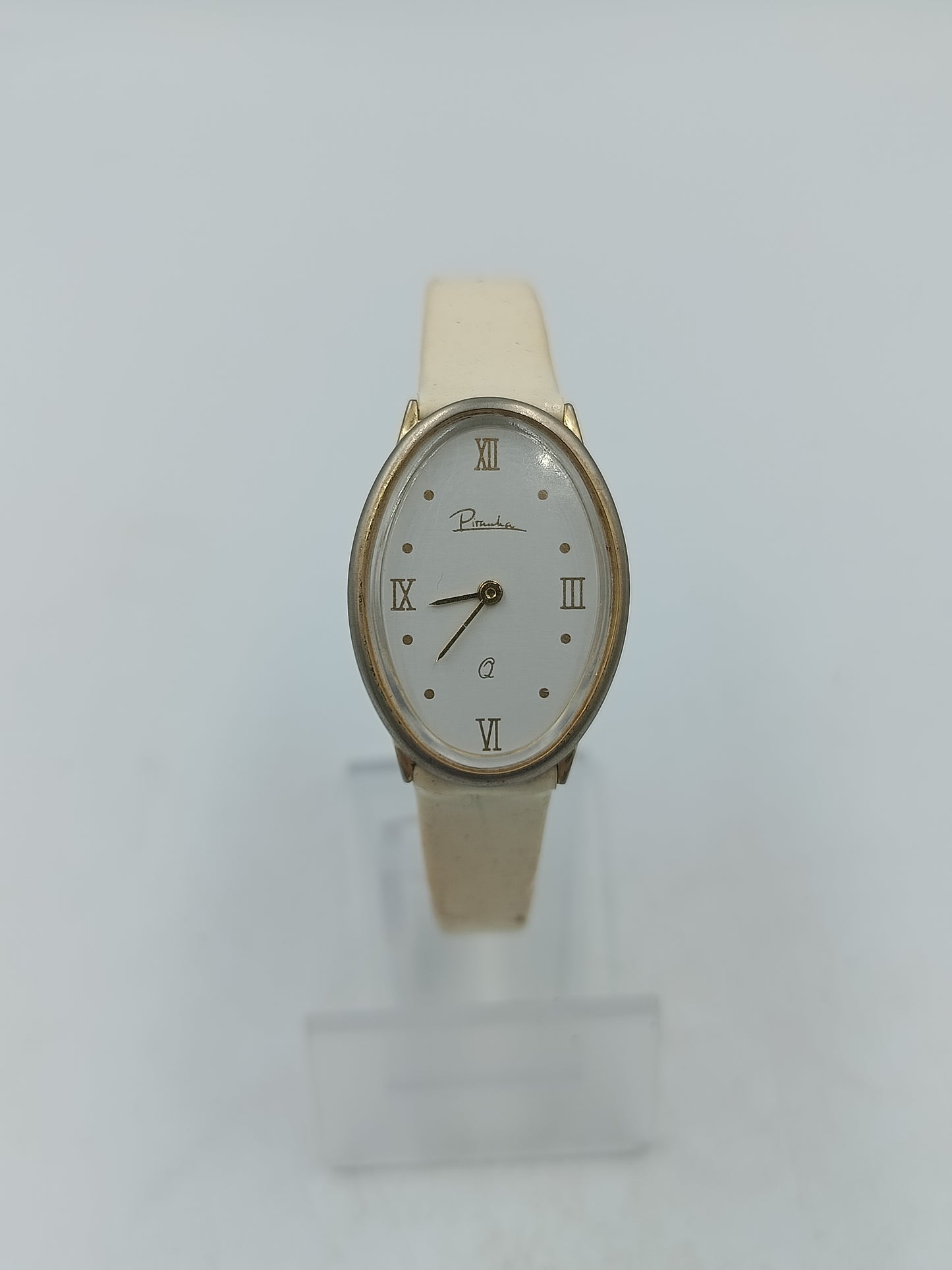 Elegante Armbanduhr mit hellem Lederband und römischen Ziffern
