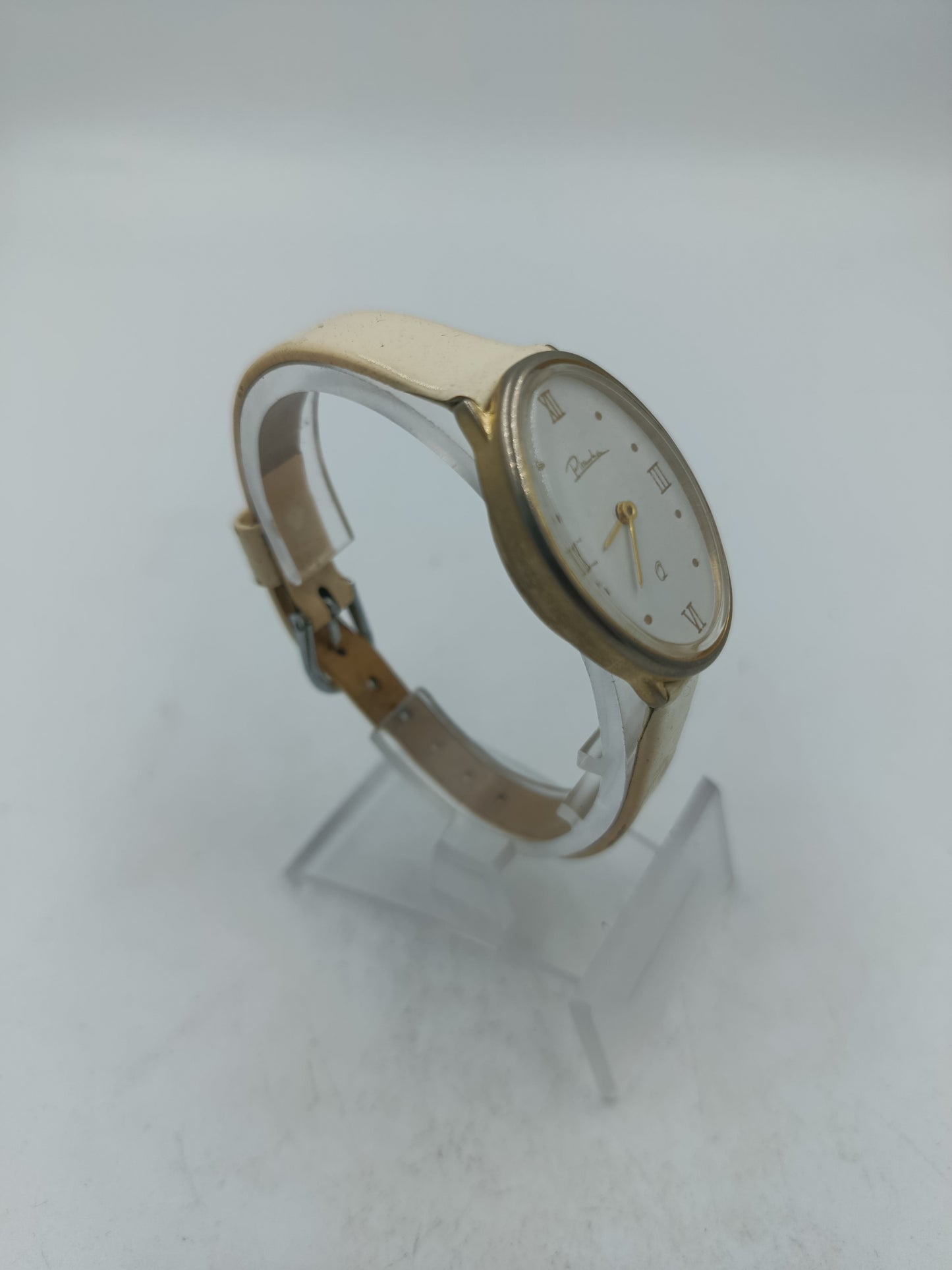 Elegante Armbanduhr mit hellem Lederband und römischen Ziffern