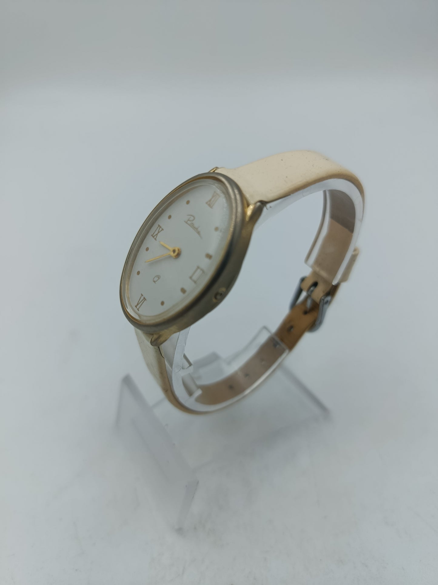 Elegante Armbanduhr mit hellem Lederband und römischen Ziffern