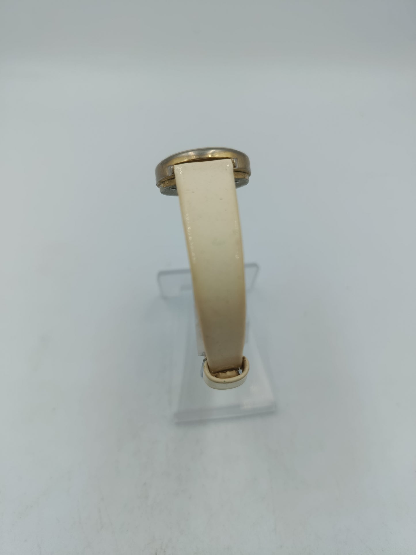 Elegante Armbanduhr mit hellem Lederband und römischen Ziffern