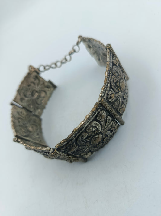 Breites Vintage Armband mit floralem Relief und markanter Gliederoptik