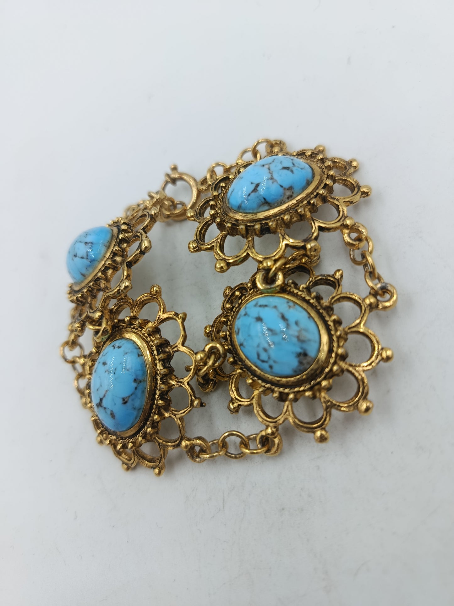 Vergoldetes Armband mit vier türkisfarbenen Schmucksteinen im filigranen Vintage Stil