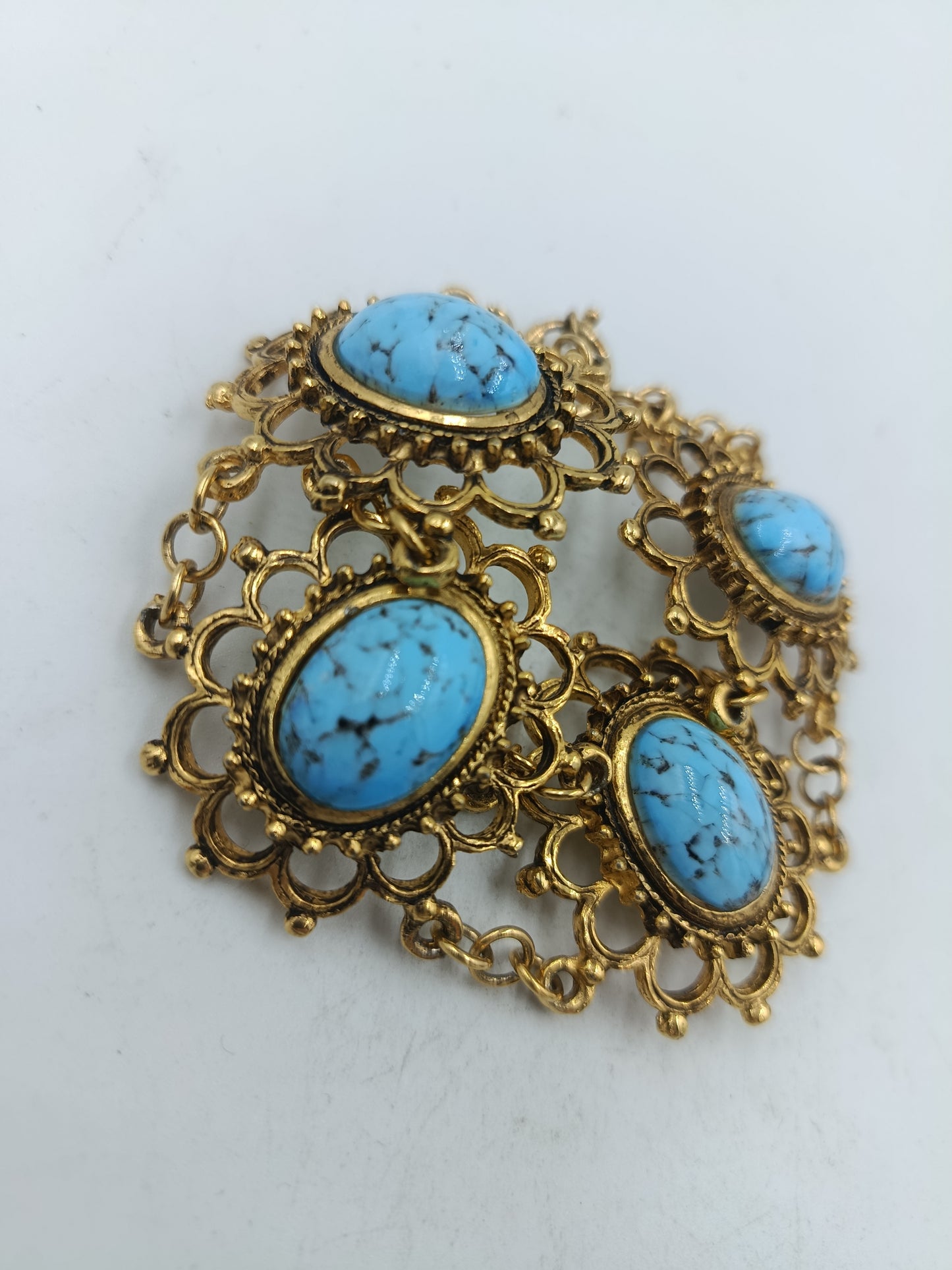 Vergoldetes Armband mit vier türkisfarbenen Schmucksteinen im filigranen Vintage Stil