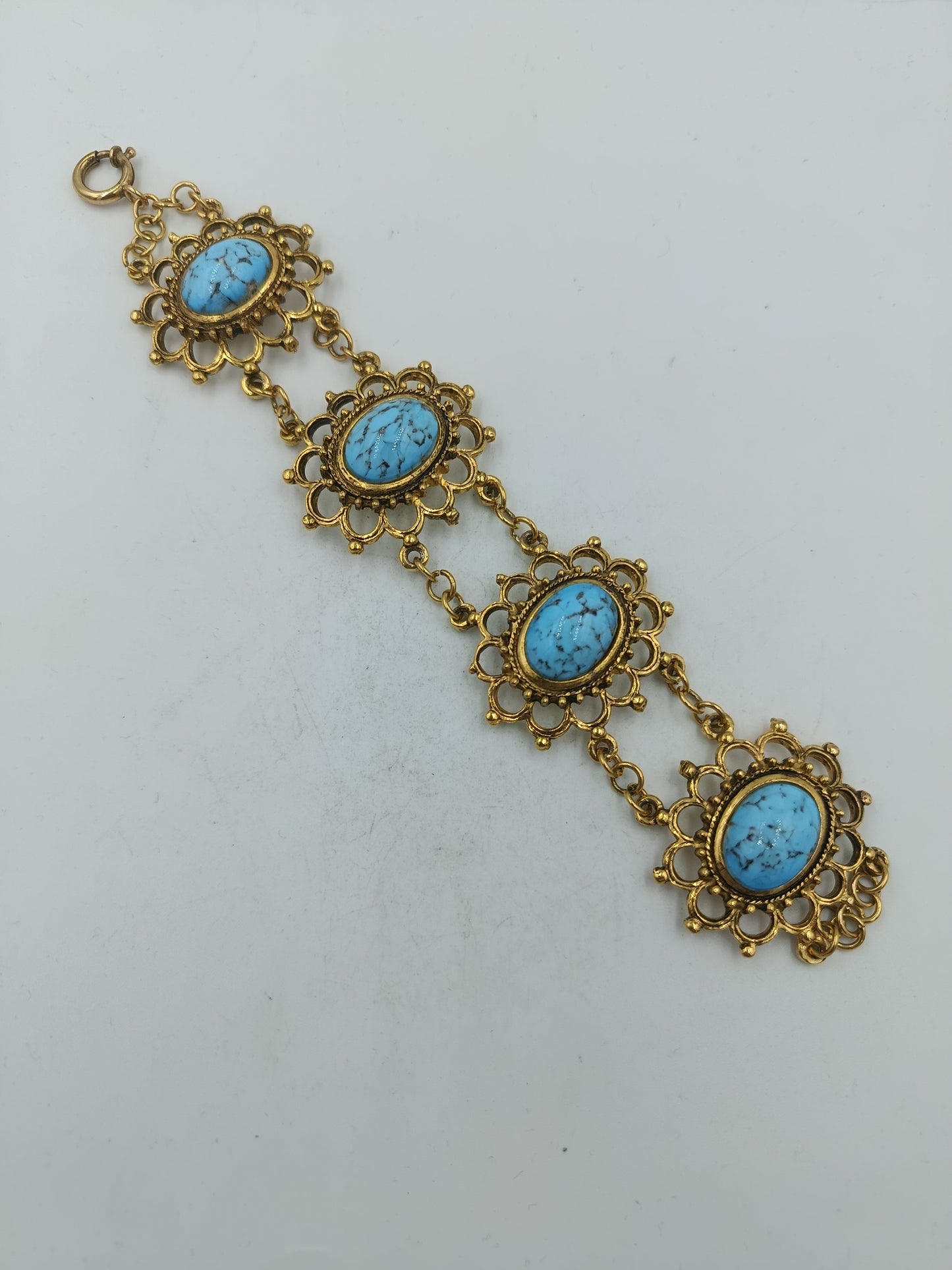 Vergoldetes Armband mit vier türkisfarbenen Schmucksteinen im filigranen Vintage Stil