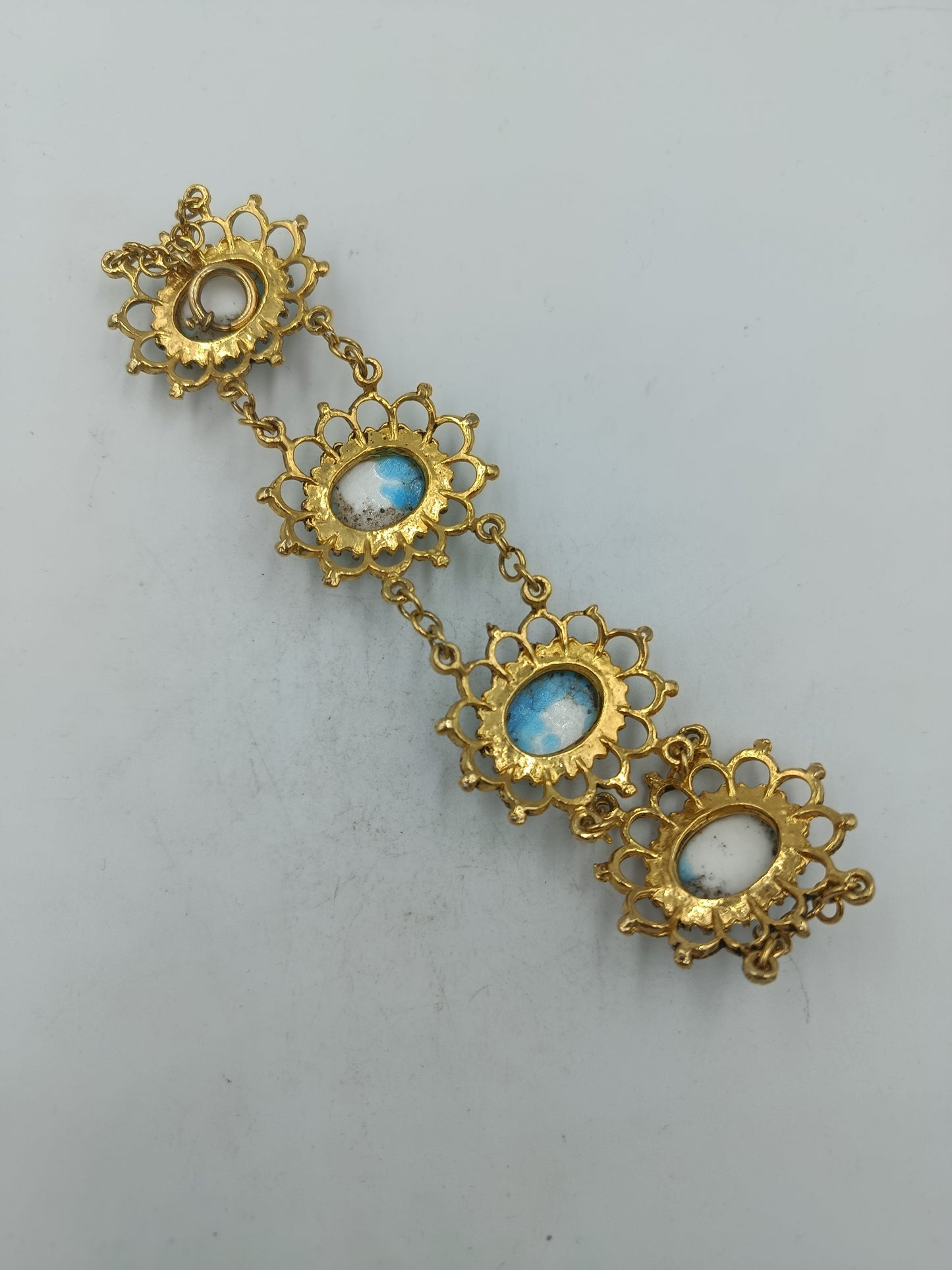 Vergoldetes Armband mit vier türkisfarbenen Schmucksteinen im filigranen Vintage Stil