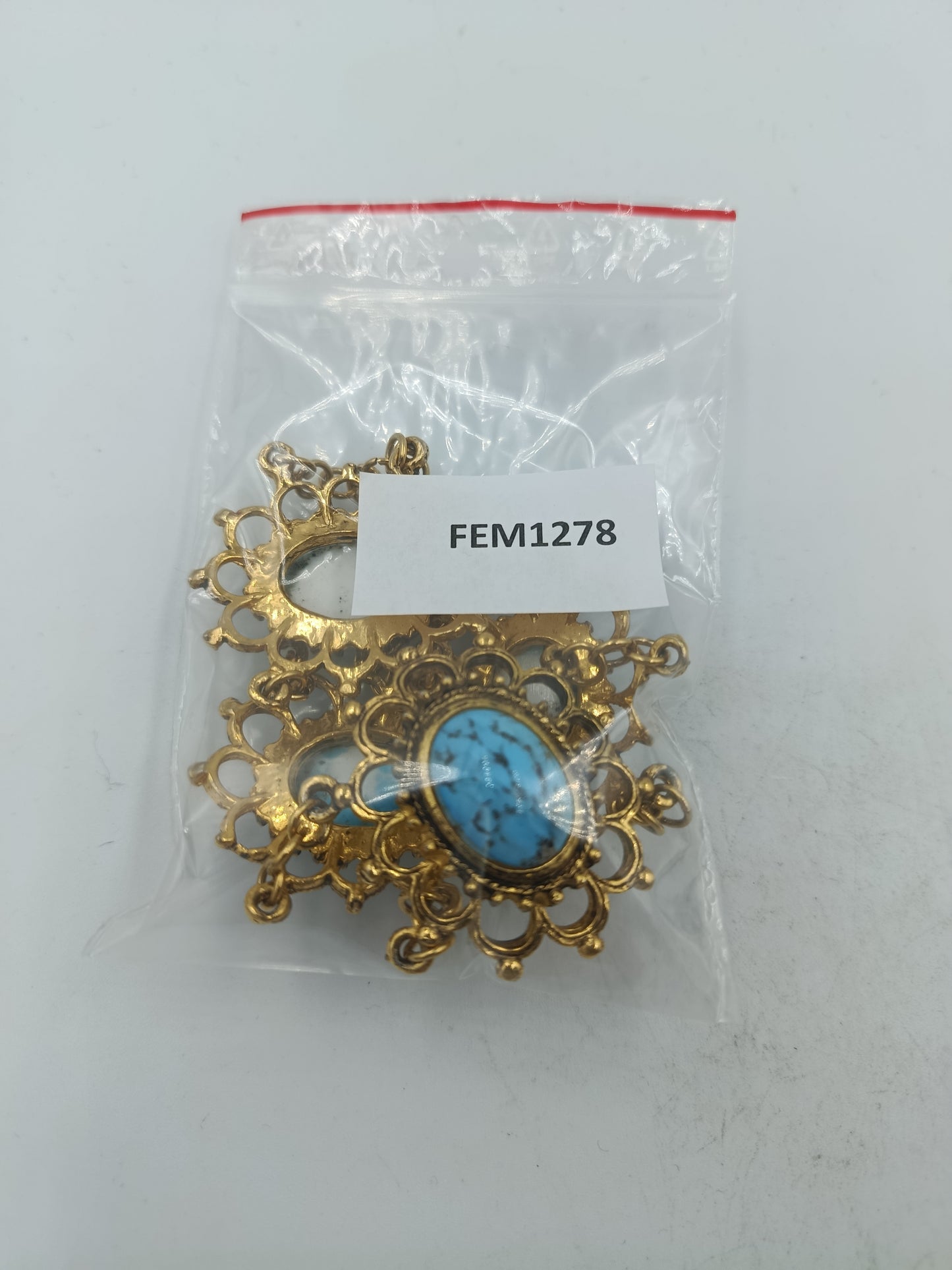 Vergoldetes Armband mit vier türkisfarbenen Schmucksteinen im filigranen Vintage Stil