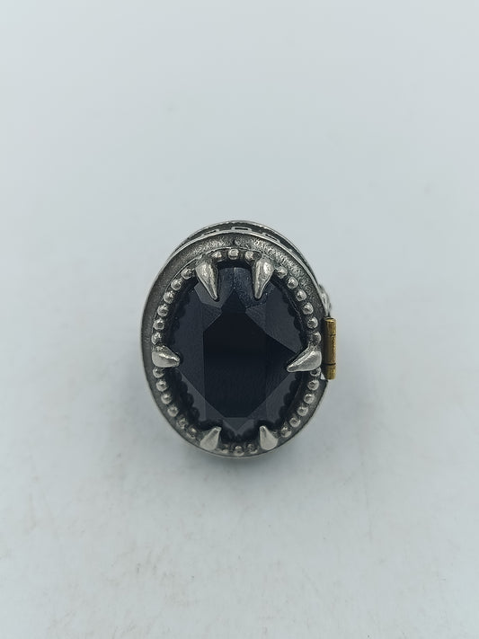 Silberfarbener Klappring mit schwarzem Schmuckstein im markanten Vintage Stil