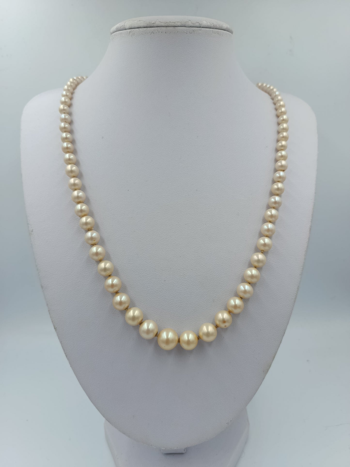 Perlenkette mit cremefarbenen Perlen und silbernem Verschluss im klassischen Stil