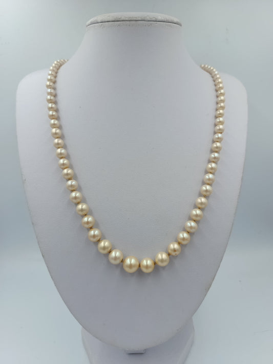 Perlenkette mit cremefarbenen Perlen und silbernem Verschluss im klassischen Stil