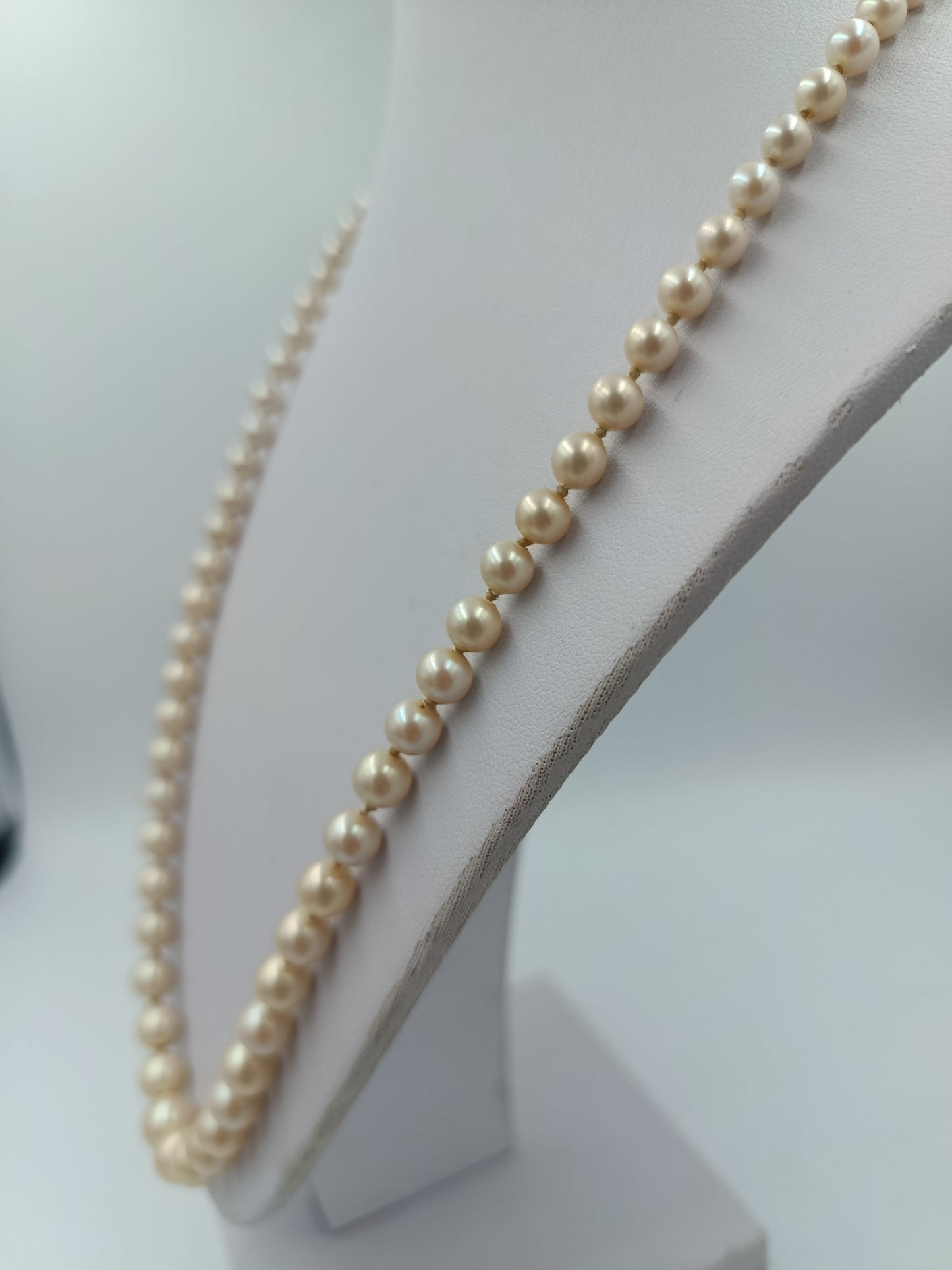 Perlenkette mit cremefarbenen Perlen und silbernem Verschluss im klassischen Stil