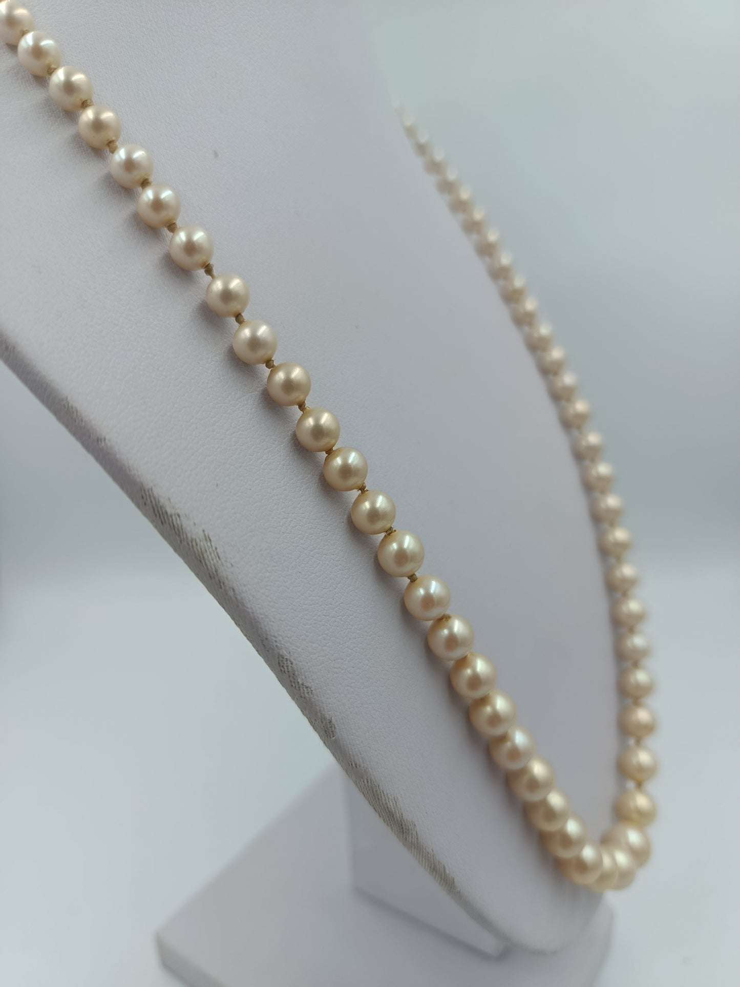 Perlenkette mit cremefarbenen Perlen und silbernem Verschluss im klassischen Stil