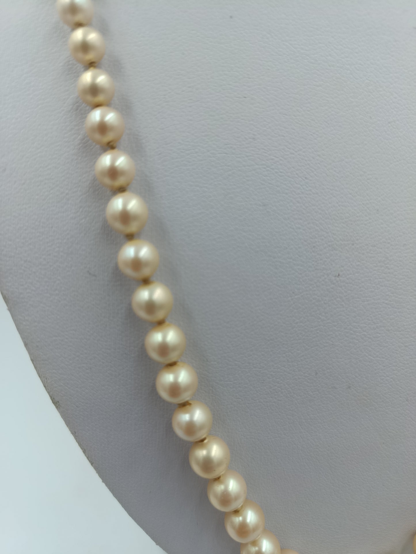 Perlenkette mit cremefarbenen Perlen und silbernem Verschluss im klassischen Stil