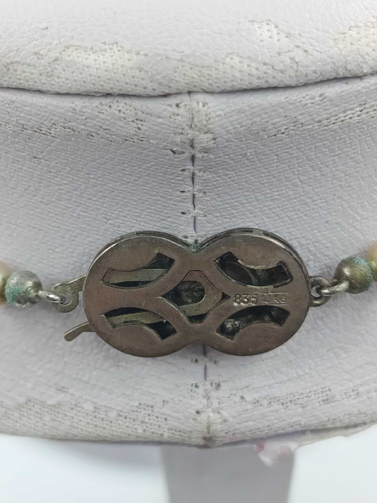 Perlenkette mit cremefarbenen Perlen und silbernem Verschluss im klassischen Stil