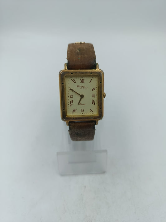 Rechteckige Armbanduhr mit braunem Lederband und römischen Ziffern im klassischen Stil