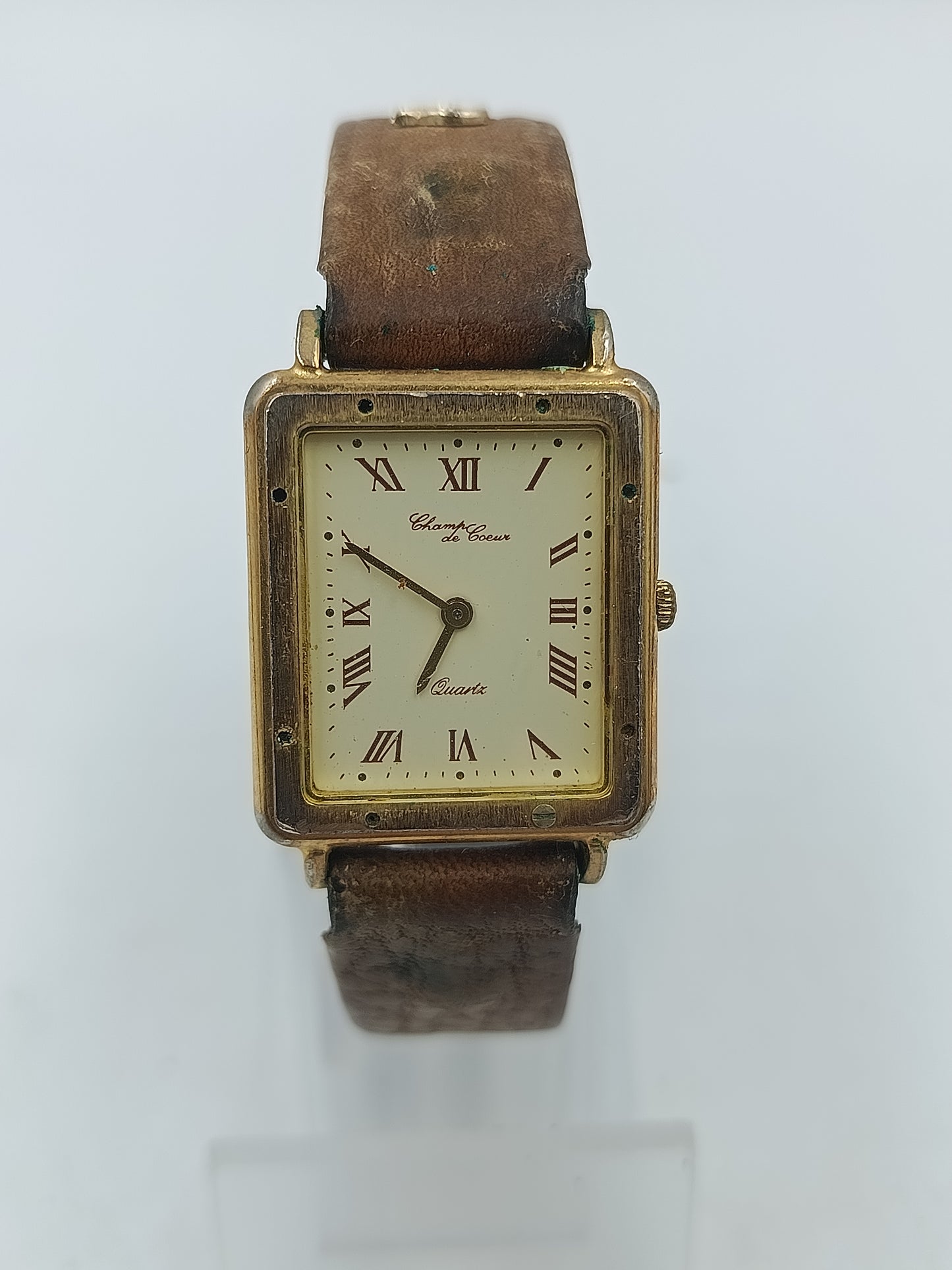 Rechteckige Armbanduhr mit braunem Lederband und römischen Ziffern im klassischen Stil