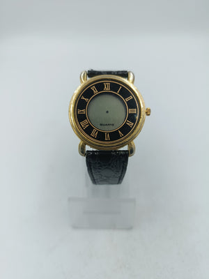 Klassische Armbanduhr mit schwarzem Lederband und römischen Ziffern