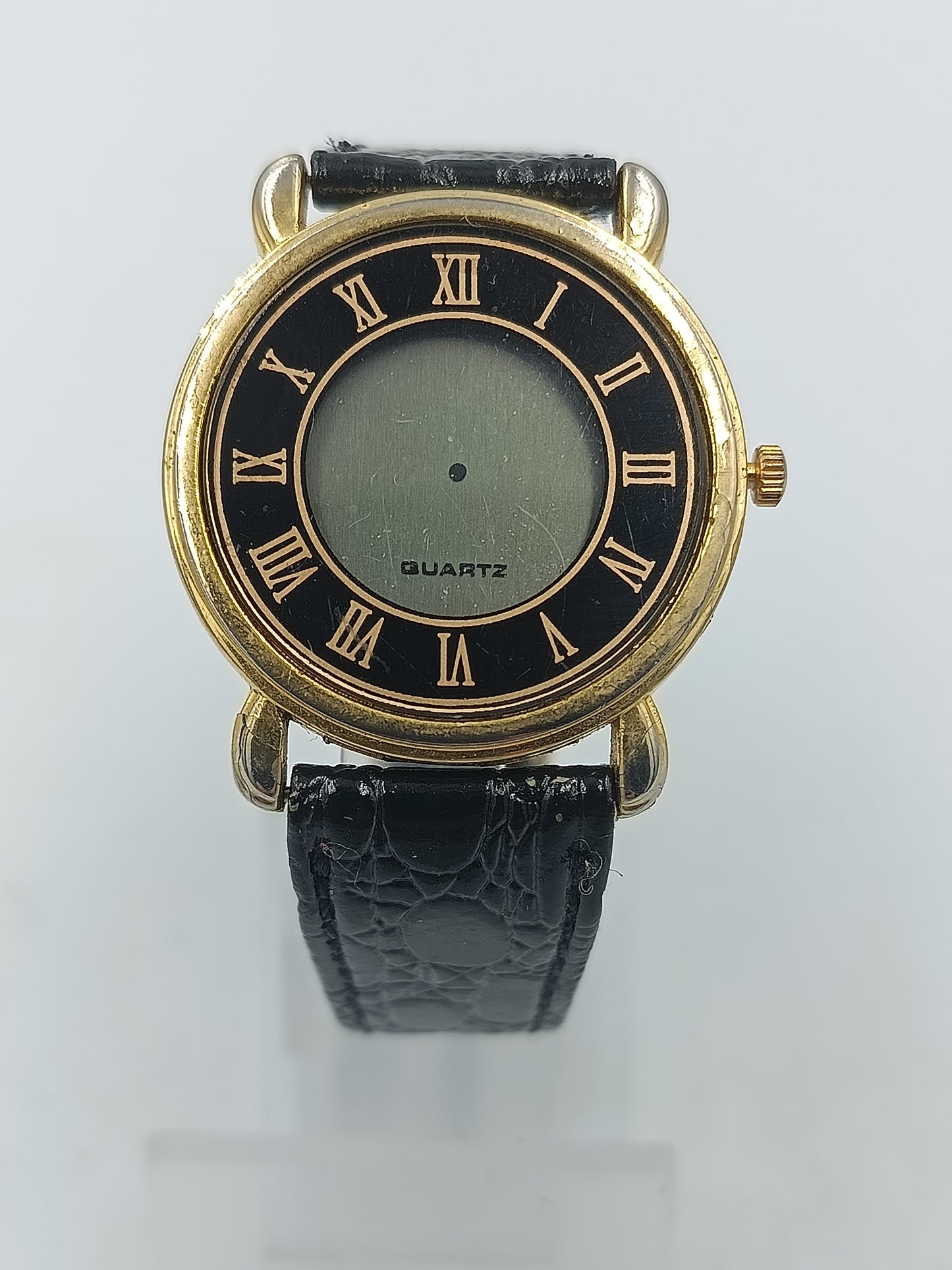 Klassische Armbanduhr mit schwarzem Lederband und römischen Ziffern im eleganten Vintage Stil