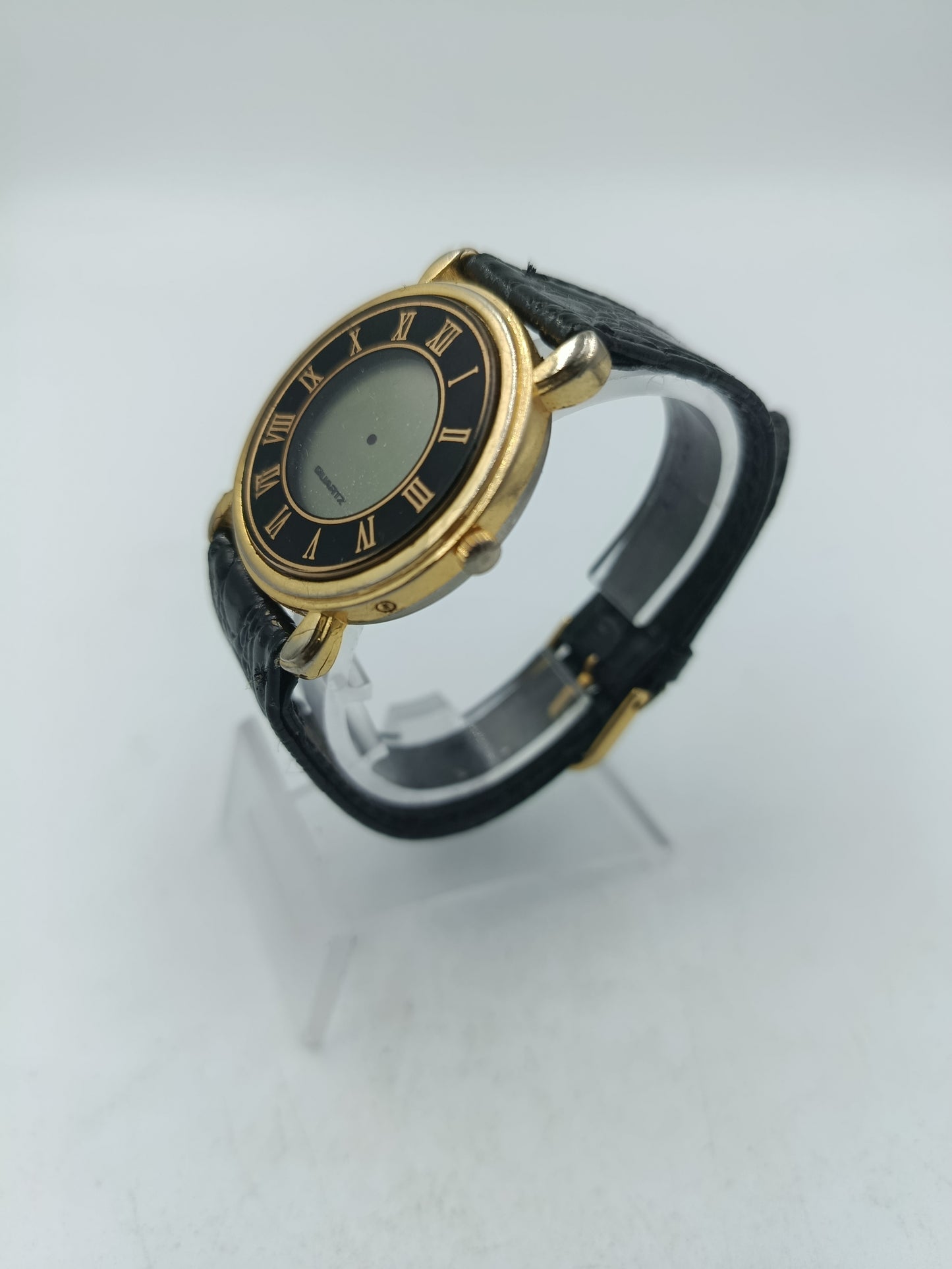 Klassische Armbanduhr mit schwarzem Lederband und römischen Ziffern im eleganten Vintage Stil