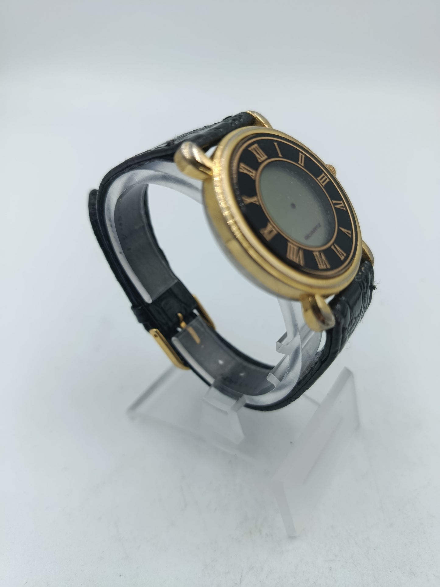 Klassische Armbanduhr mit schwarzem Lederband und römischen Ziffern im eleganten Vintage Stil