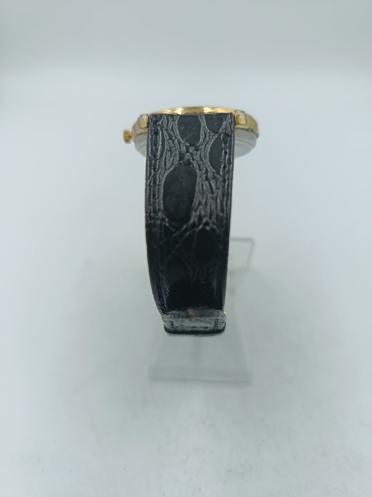 Klassische Armbanduhr mit schwarzem Lederband und römischen Ziffern im eleganten Vintage Stil