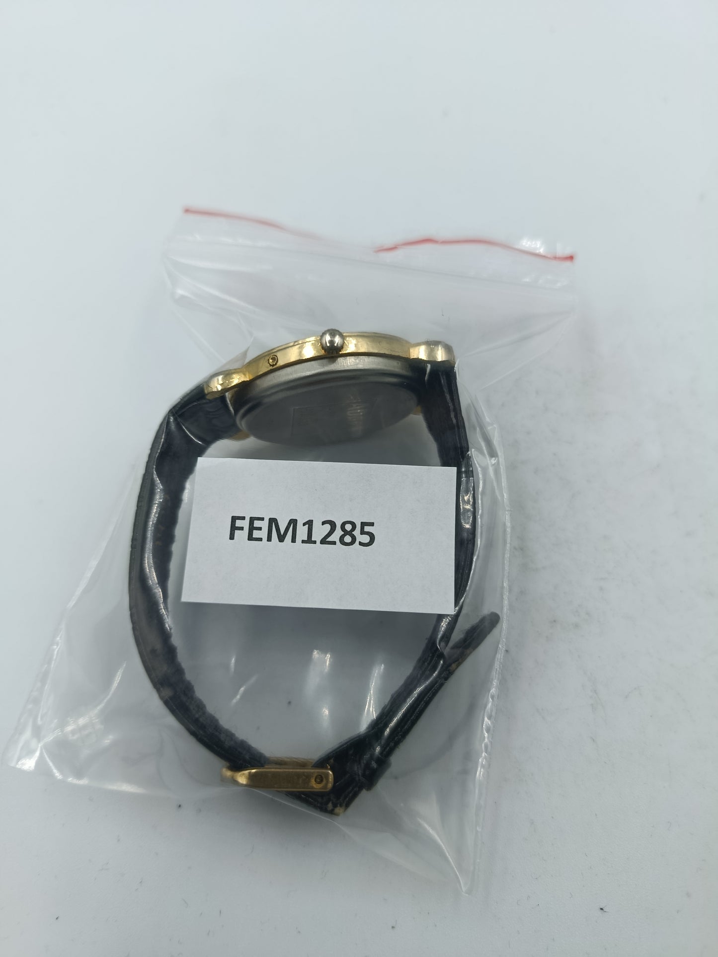 Klassische Armbanduhr mit schwarzem Lederband und römischen Ziffern im eleganten Vintage Stil